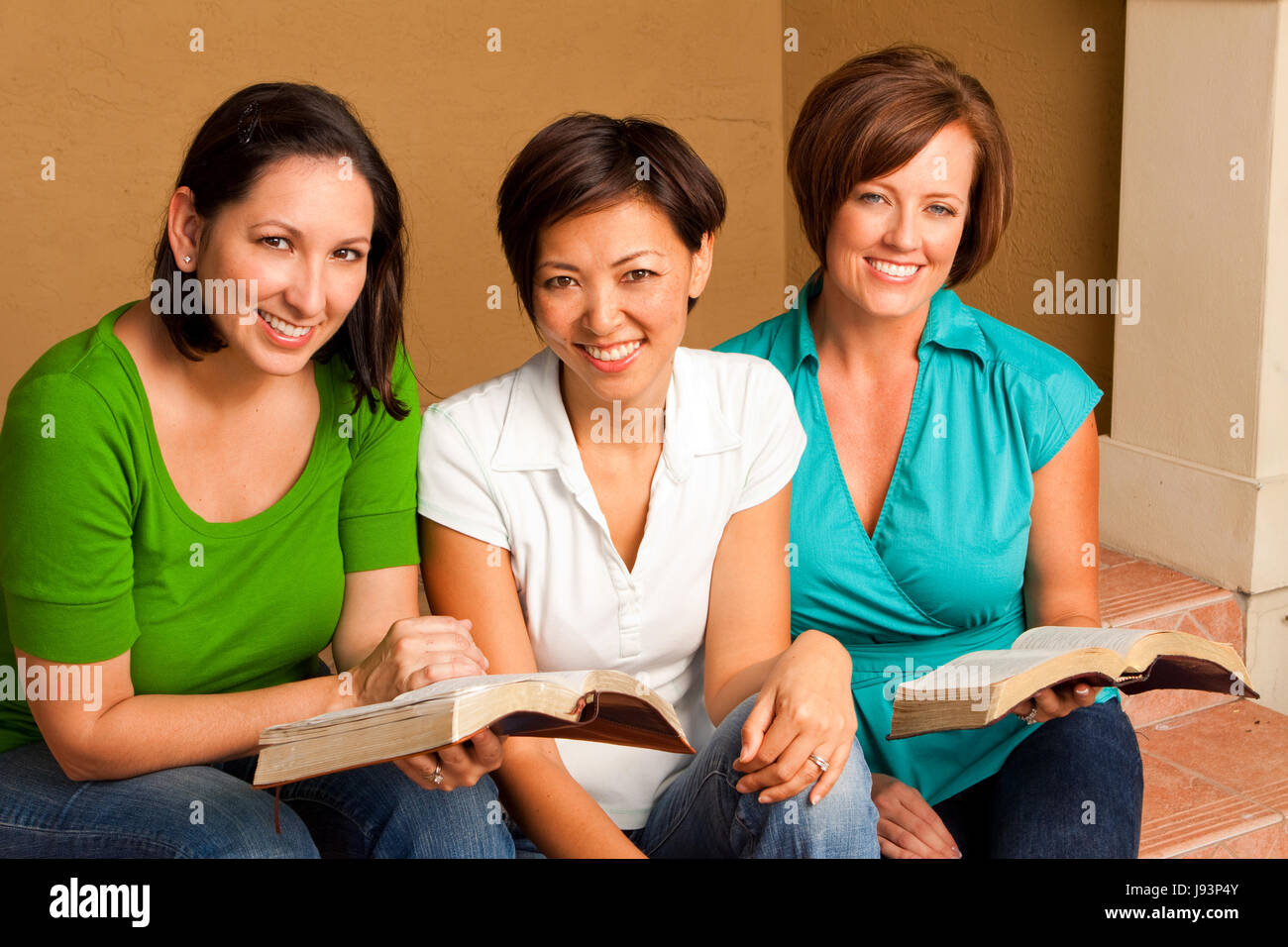 Die kleine Gruppe Frauen Bible Study. Multikulturelle Kleingruppe. Stockfoto