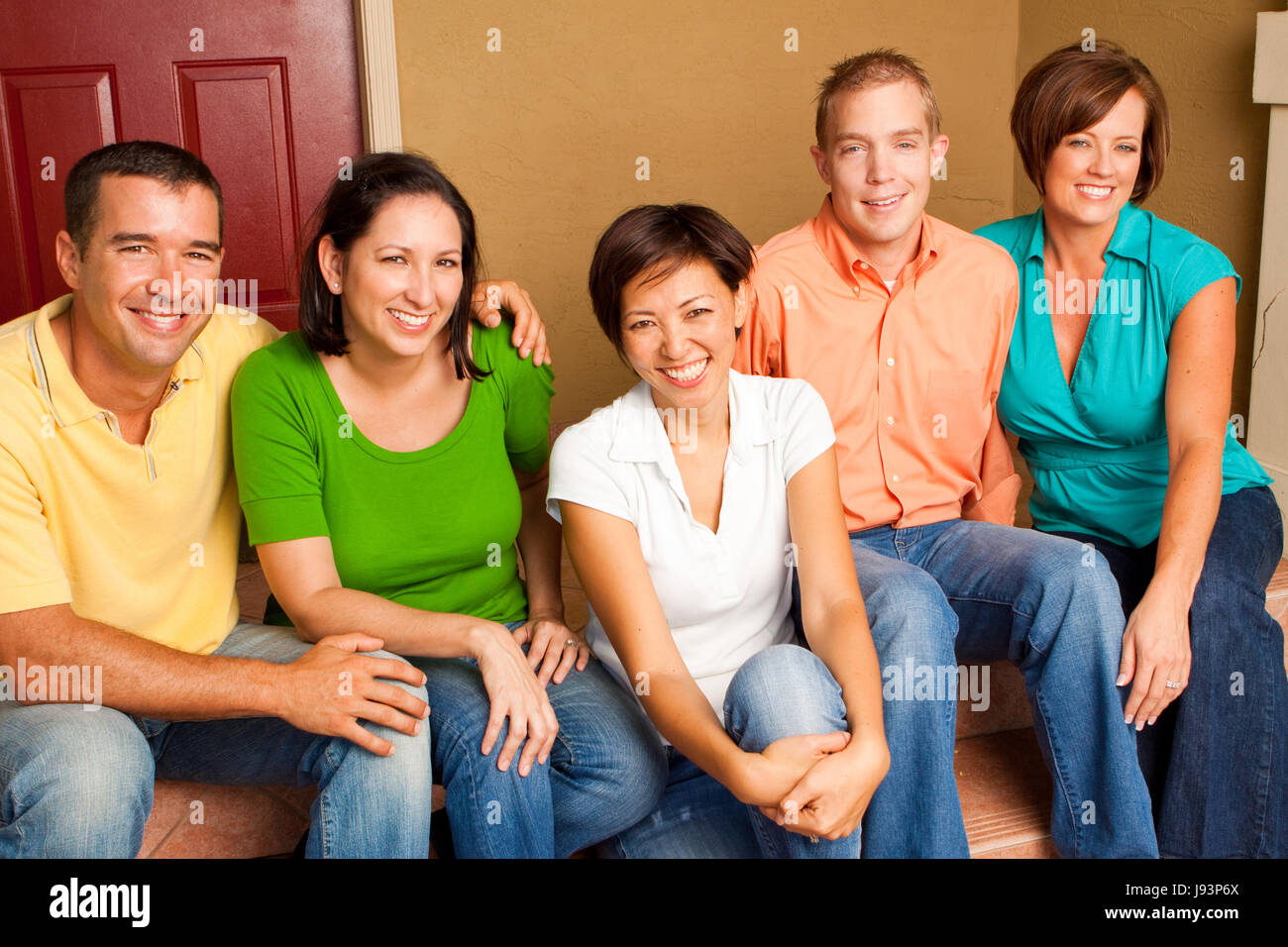 Heterogene Gruppe von Freunden reden und lachen. Stockfoto