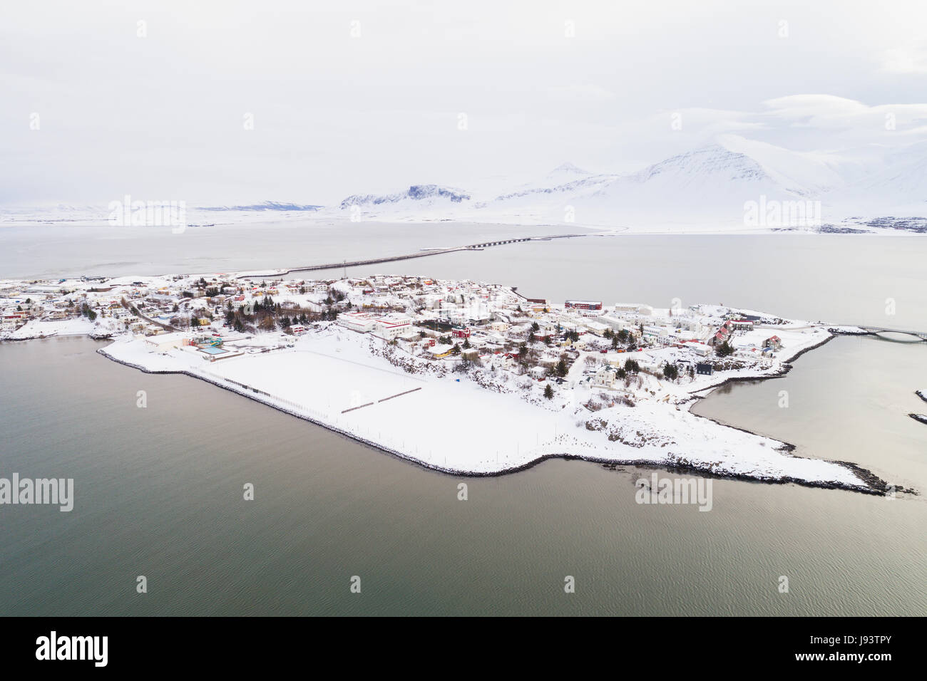 Stadt Borgarnes im Fjord Borgarfjördur in Island, im Winter mit Schnee - Luftbild von Drohne gefangen genommen. Stockfoto