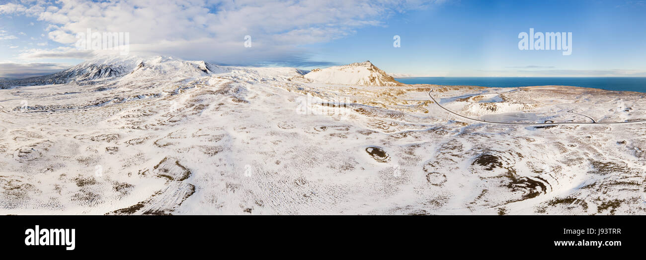 Snaefellsjökull-Gletscher und Stapafell mit Dörfern Hellnar und Arnarstapi im Winter mit Schnee: 270 Grad Luftbild Panorama in Snaefellsnes (Hi-Res) Stockfoto