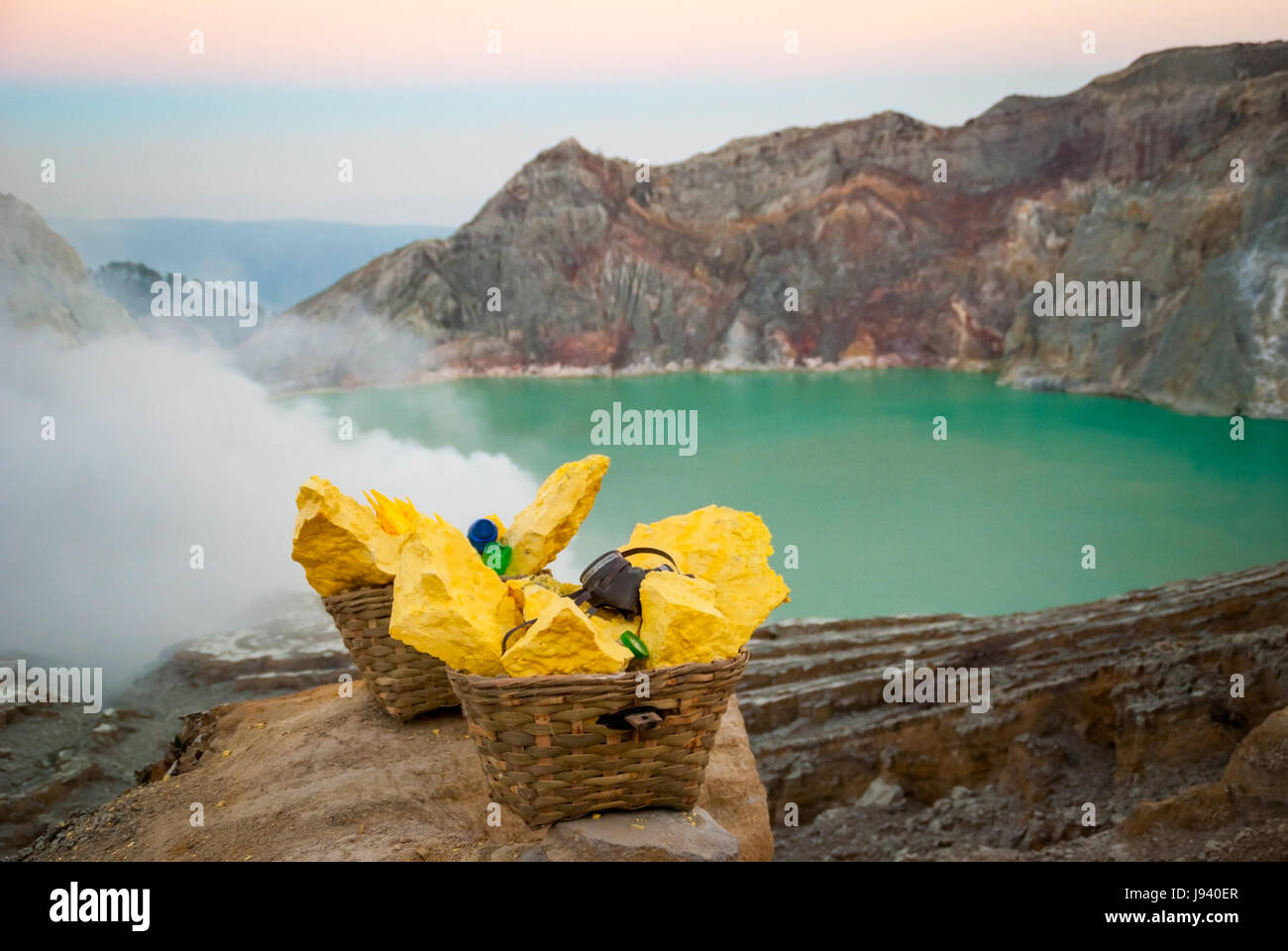 Körbe mit Schwefel am Kawah Ijen Vulkankrater, Java, Indonesien Stockfoto