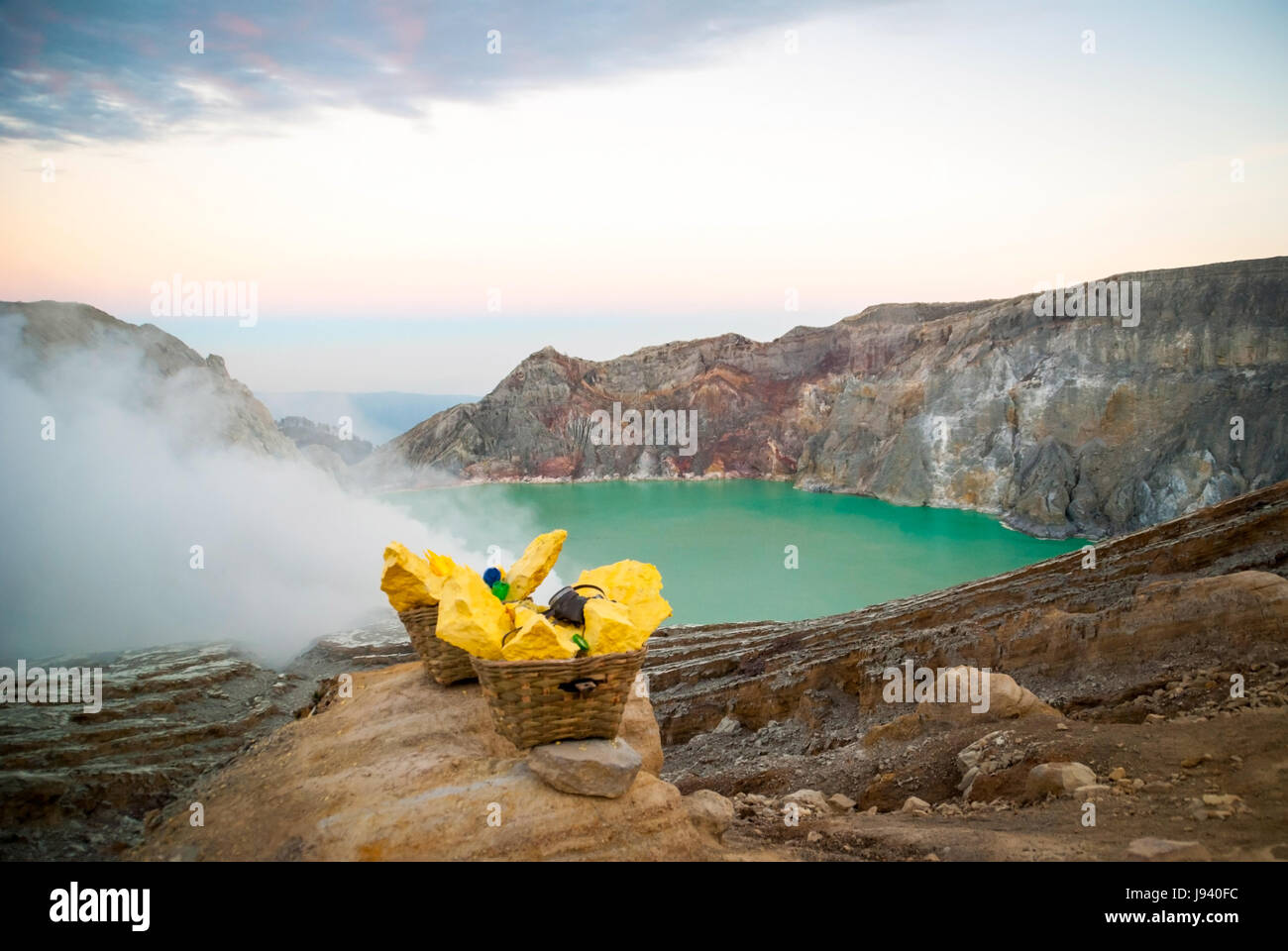 Körbe mit Schwefel am Kawah Ijen Vulkankrater, Java, Indonesien Stockfoto