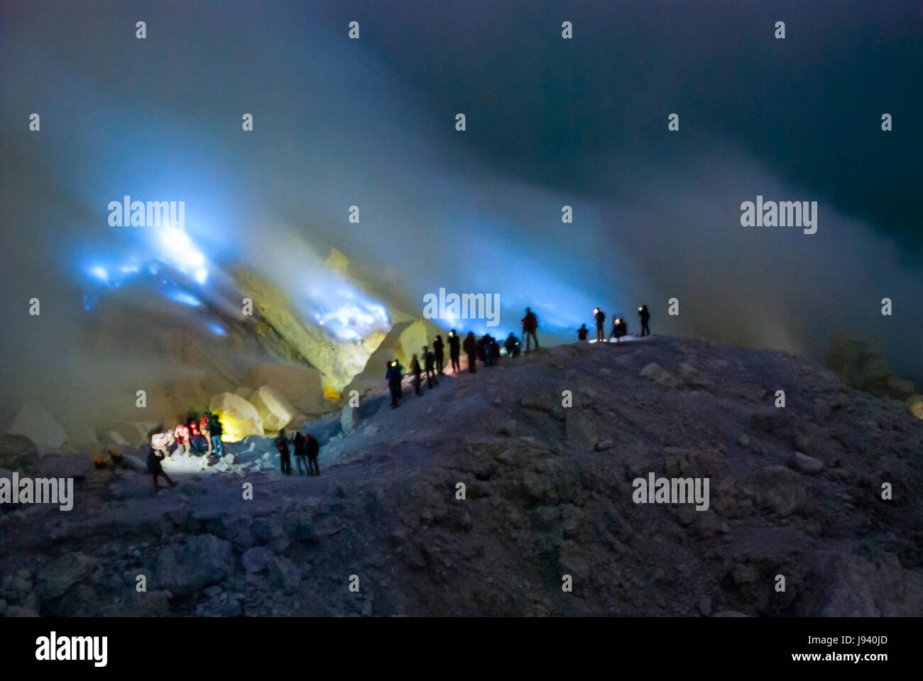 Blaue Lava aka. Feuer am Kawah Ijen Krater, Java, Indonesien Stockfoto