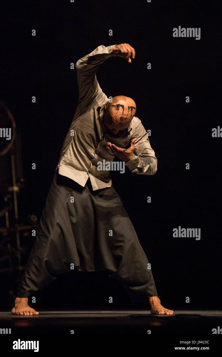 London, UK. 30. Mai 2017. Sadler es Wells Associate Artist und international renommierte Tänzer und Choreograph Akram Khan kehrt für das Finale jemals Aufführungen von den Olivier Award-Winning DESH, eine Sadler Wells Koproduktion. Akram Khan führt dieses Solostück Sadler es Wells vom 31. Mai bis 3. Juni 2017. Stockfoto