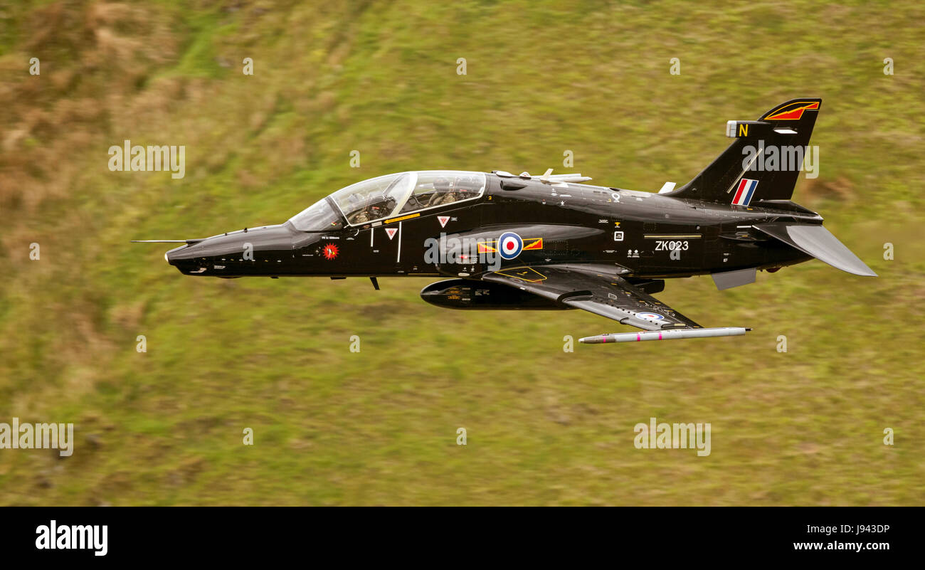 RAF Hawk T2 niedrig fliegen in Wales Stockfoto