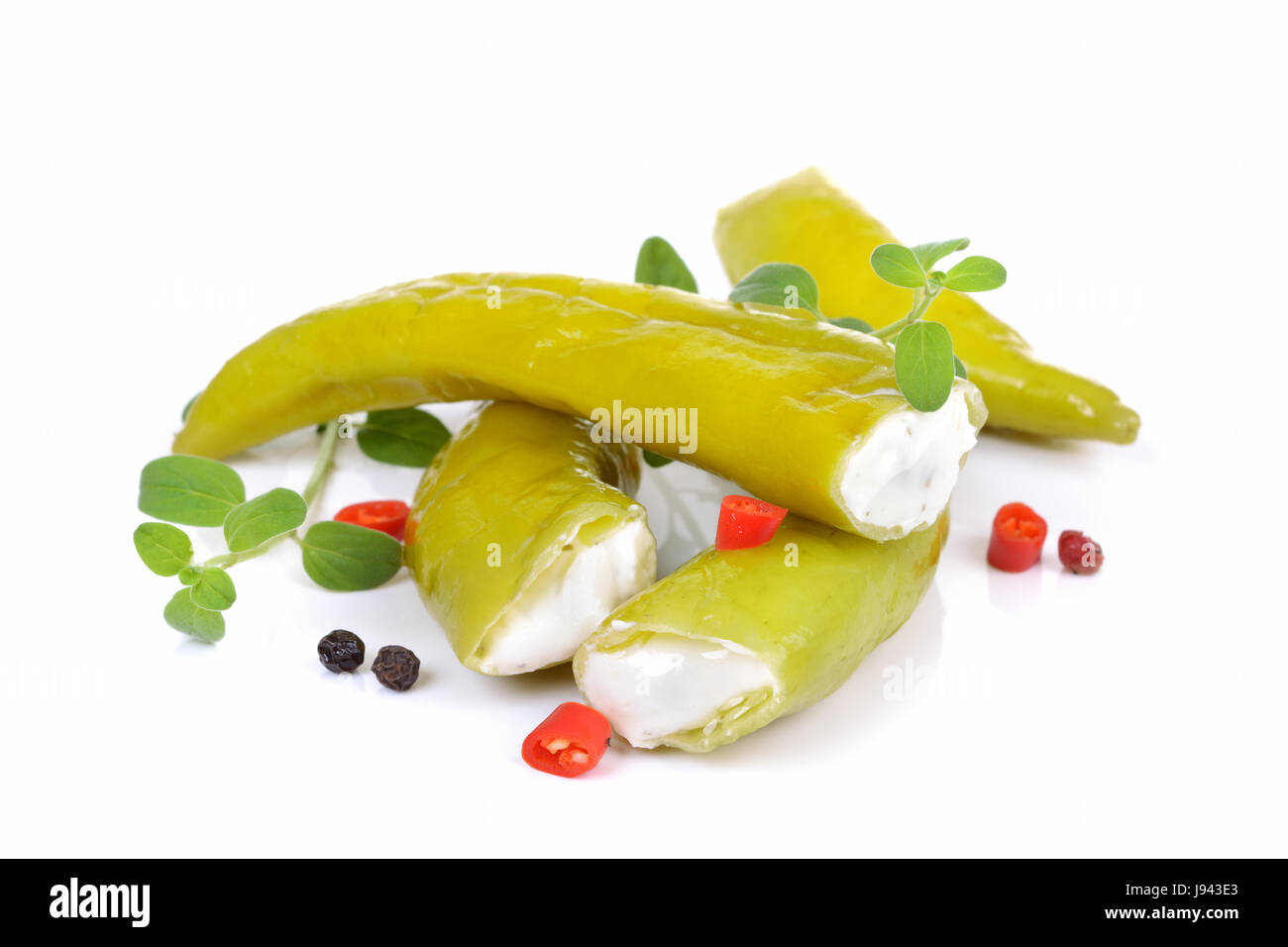Peperoni Gefullt Mit Feta Und Frischkase Auf Weissem Hintergrund Stockfotografie Alamy