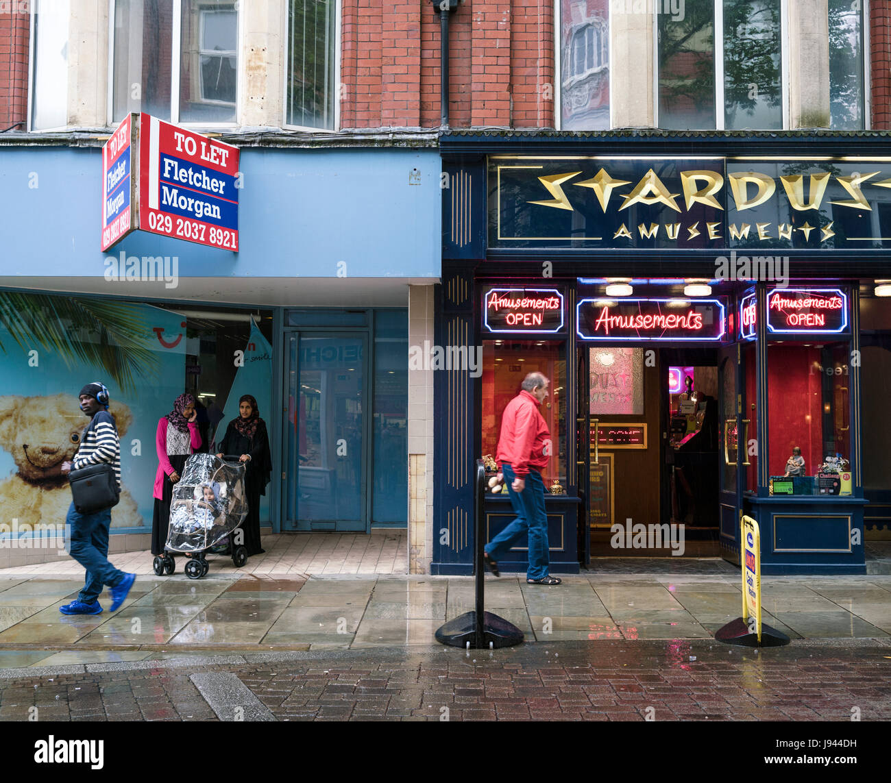 Newport, Wales. Stardust Casino & Bingo. In den letzten Jahren haben viele Geschäfte auf der High Street mit zahlreichen Glücksspiel ersetzt sie geschlossen. Stockfoto