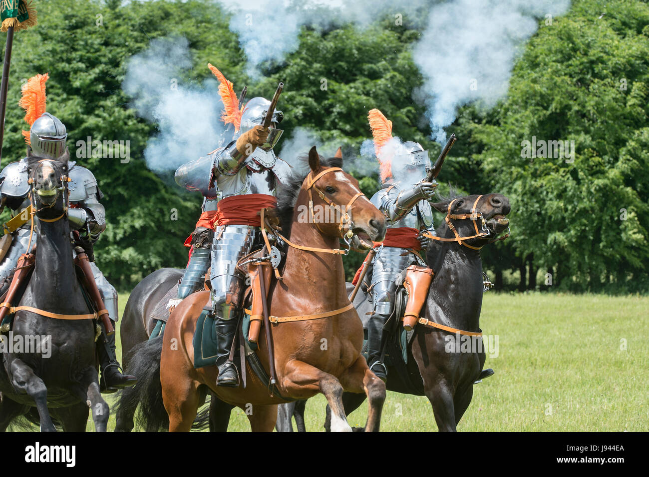 Englischer Bürgerkrieg Ritter zu Pferd mit Pistolen auf einem Sealed Knot Reenactment-Event. Charlton Park, Malmesbury, Wiltshire, UK Stockfoto