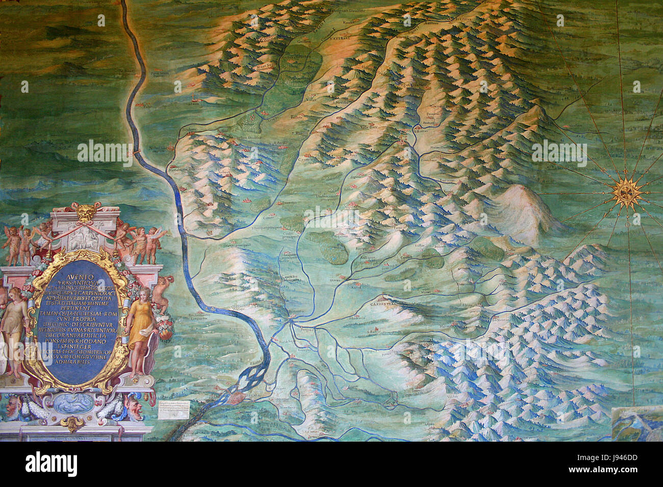 Dieses Bild zeigt eine Karte von Avignon und dem Comtat Venaissin, einem Gebiet in Südfrankreich, das historisch unter den päpstlichen staaten stand. Die Karte ist Teil der geografischen Galleria delle carte und zeigt die Topographie und politische Geschichte der Region. Stockfoto