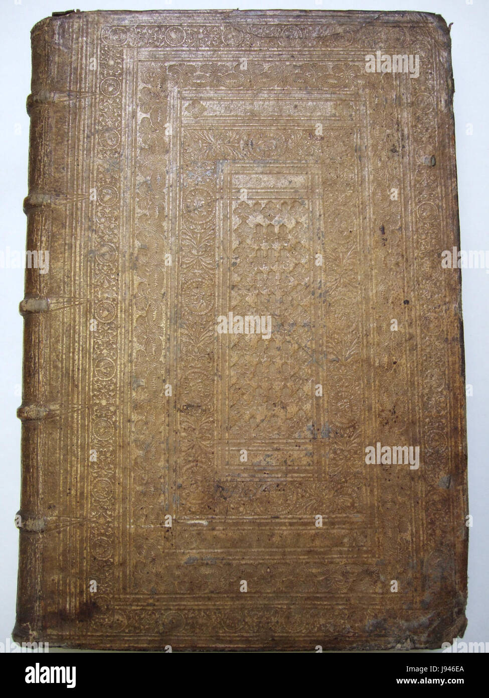 Ein Katalog oder ein Artikel mit der Bezeichnung „P16 530 Relure“, der sich wahrscheinlich auf ein Buchbinderobjekt oder ein verwandtes Objekt bezieht, möglicherweise ein antikes oder historisch bedeutsames Element bei der Untersuchung von Binderei oder Büchern. Stockfoto