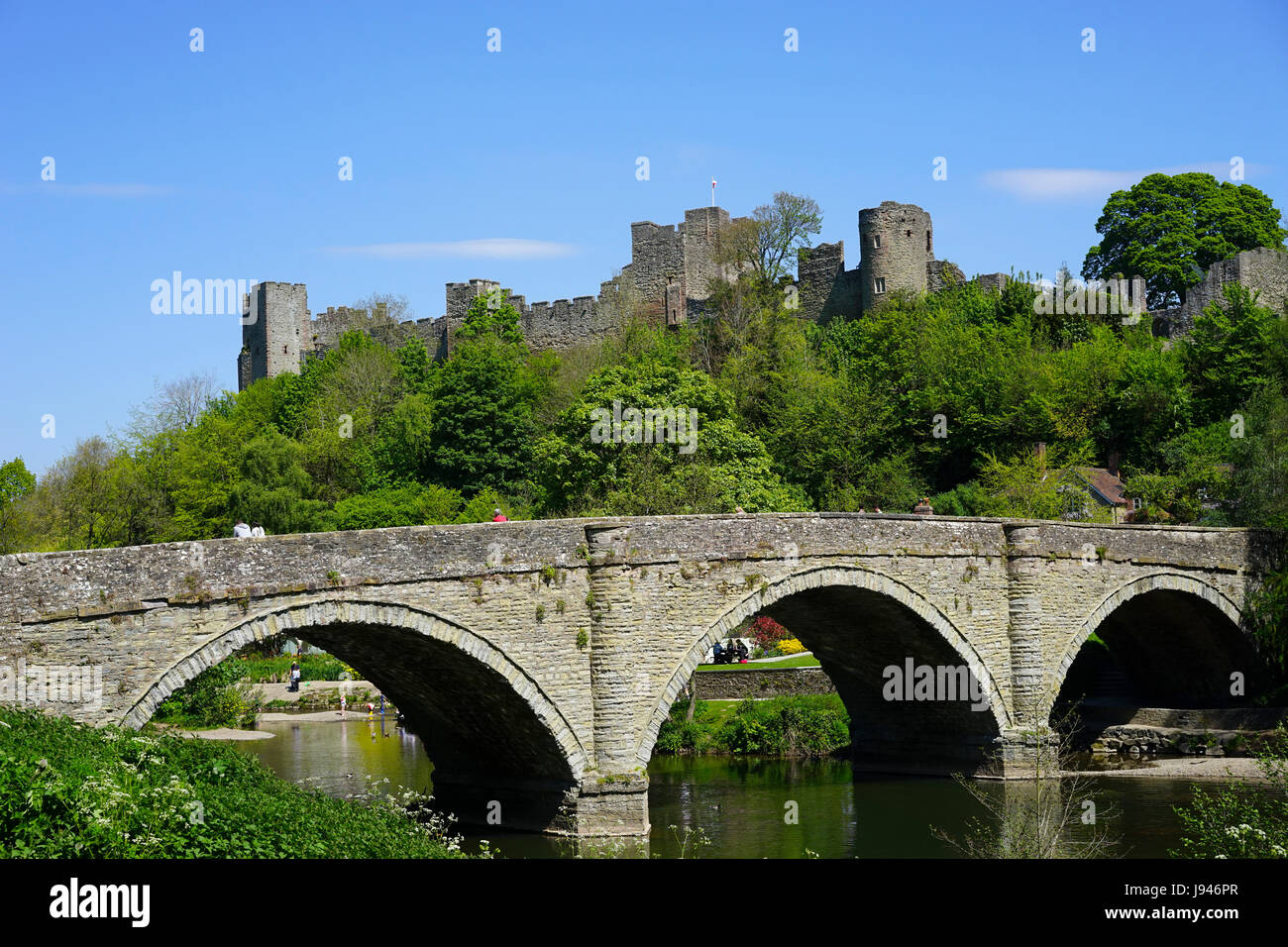 Ludlow Castle mit Dinham Brücke über den Fluss Teme, Ludlow, Shropshire, England, UK. Stockfoto