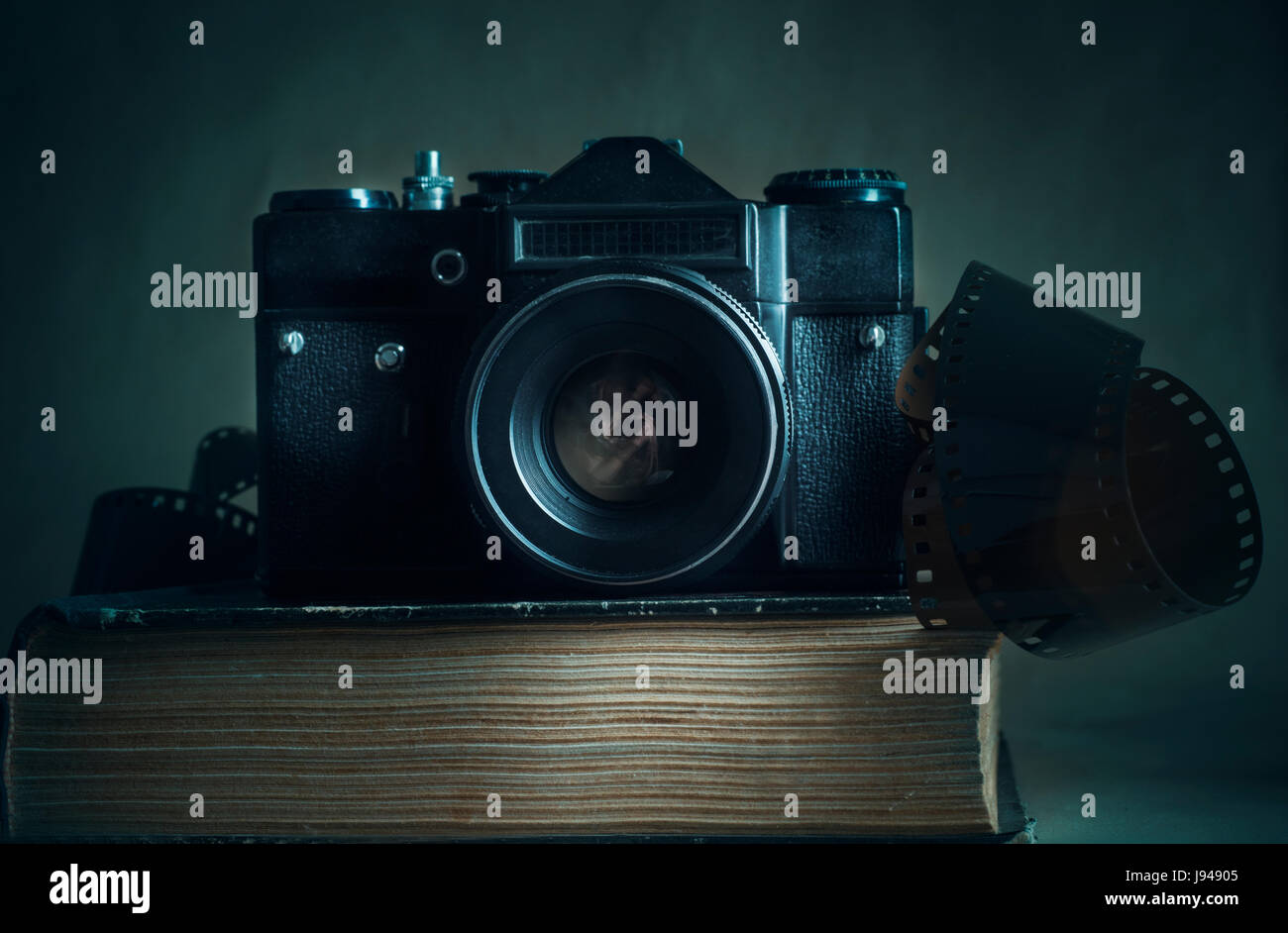 Olld analoge Kamera auf dem alten Buch Stockfoto