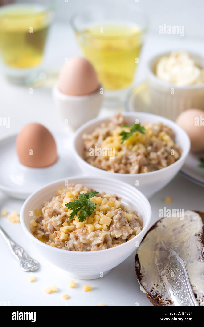 Gesundes Bio-Frühstück, gekochten Eiern mit Brot Stockfoto