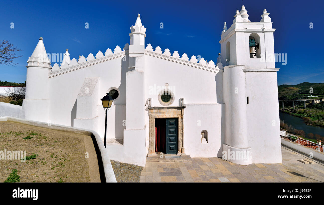 Weiß gewaschen, Kirche und Moschee im portugiesischen Alentejo Dorf Mértola Stockfoto