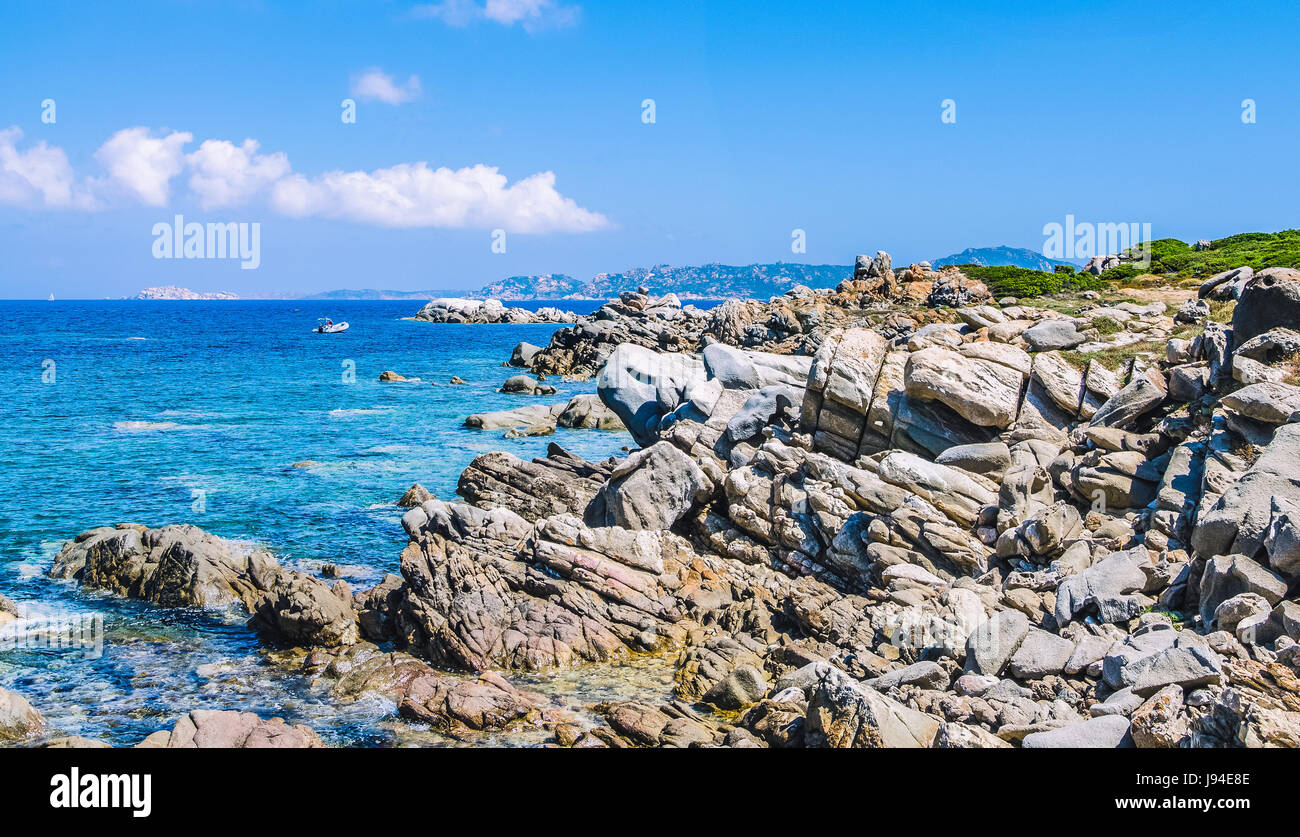 Bizarre Granitfelsen und erstaunliche azurblaues Wasser auf der schönen Insel Sardinien in der Nähe von Porto Pollo, Sargedna, Italien Stockfoto