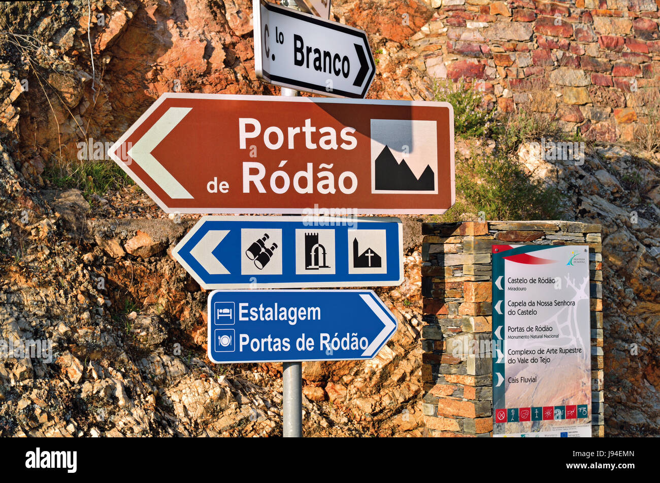 Portugal: Street Signal, Richtung, Portas de Rodao, einen natürlichen Fluss-Durchgang des Tejo mit seitlichen hohen Klippen und Felsen Stockfoto