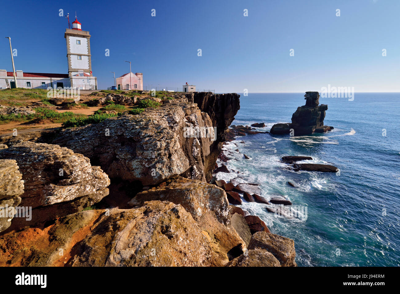 Leuchtturm und felsigen Klippen bei Cape Carvoeiro in Peniche Stockfoto