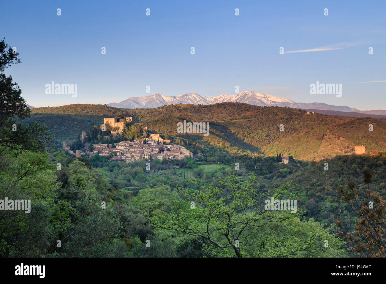Frankreich, Pyrenäen Orientales, Castelnou, beschriftet Les Plus Beaux Villages de France und der Snowy Canigou Peak in der früh Stockfoto