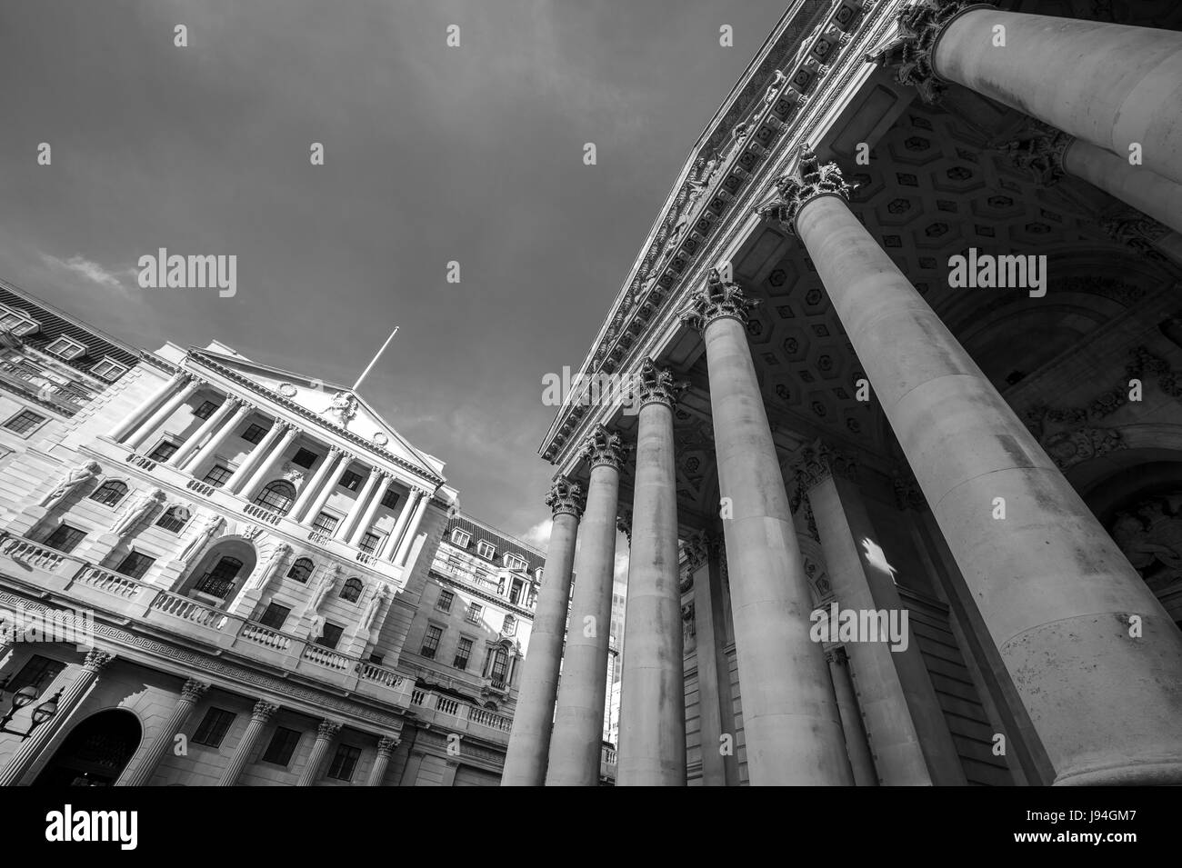 Imposanten Säulen und dunkle Schatten dominieren Schwarz und weiße Ansicht der Bank von England im traditionellen Finanzzentrum der Stadt London England Stockfoto
