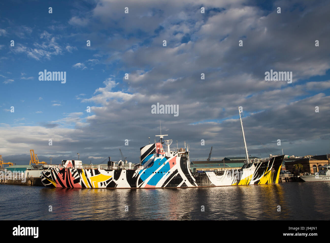 Dazzle Schiff vor Anker im Hafen von Leith, Edinburgh Stockfoto