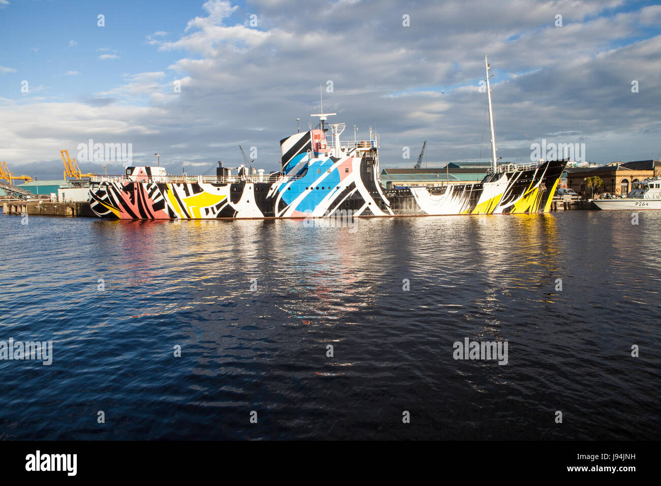Dazzle Schiff vor Anker im Hafen von Leith, Edinburgh Stockfoto