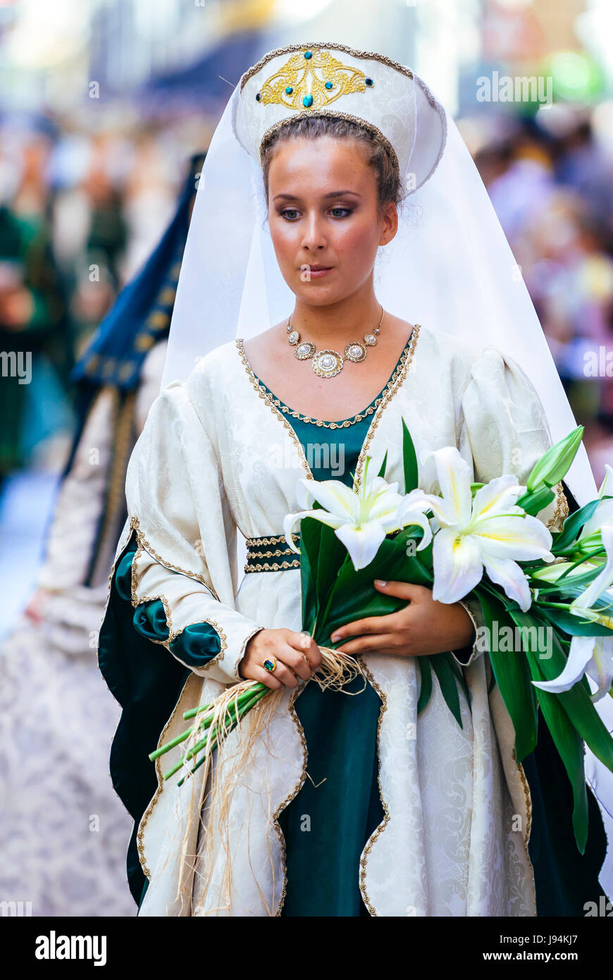 Junge Damadel Mittelalter im Palio mit Blumen Stockfoto