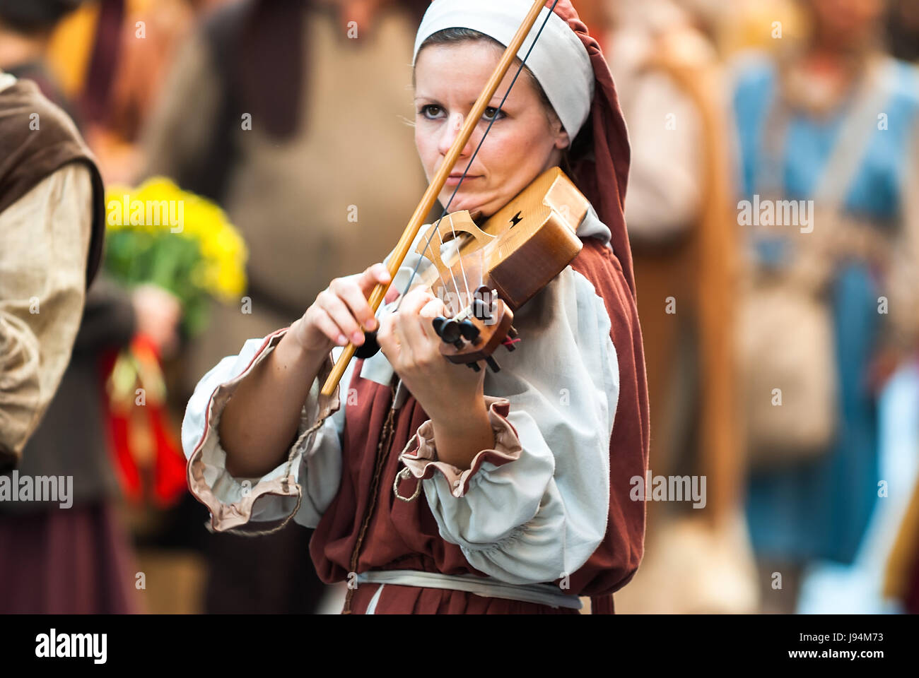 junge Frau des Mittelalters spielt eine Violine Stockfoto