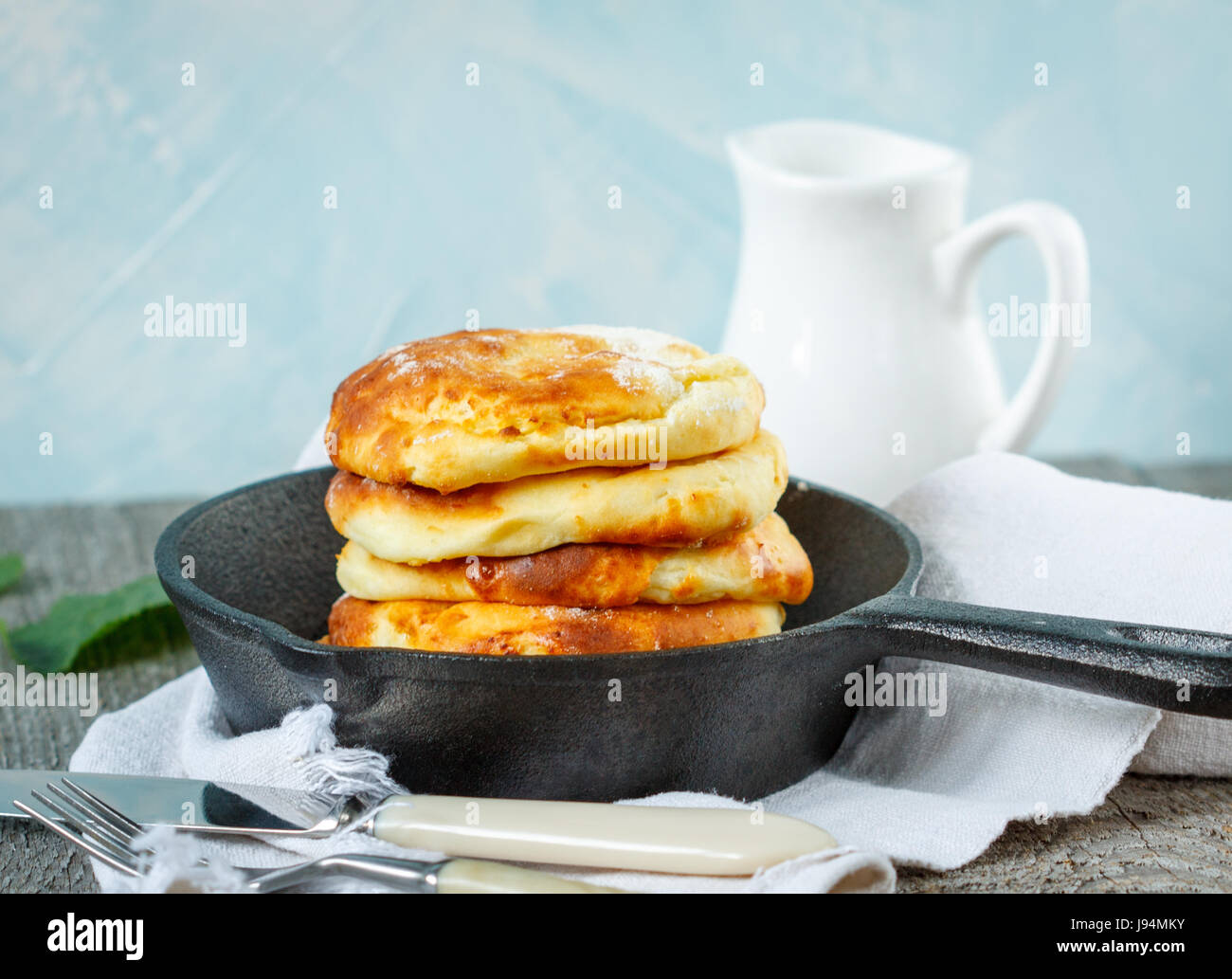 Hausgemachter Hüttenkäse Pfannkuchen in einer gusseisernen Pfanne. Russische Dessert aus Quark. Stockfoto