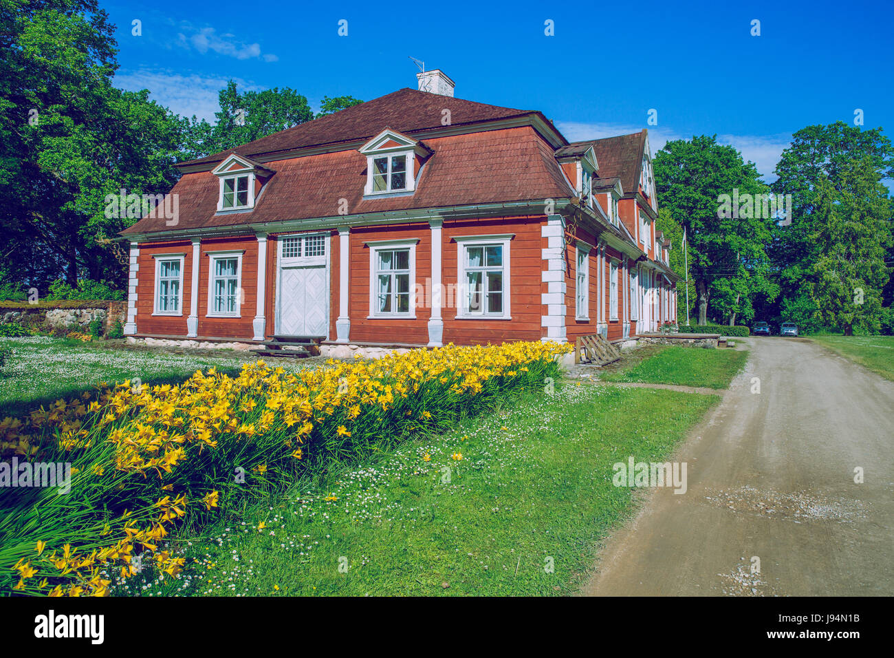 Roten Herrenhaus mit alten Holz-Stil in Lettland. 2015 Stockfoto