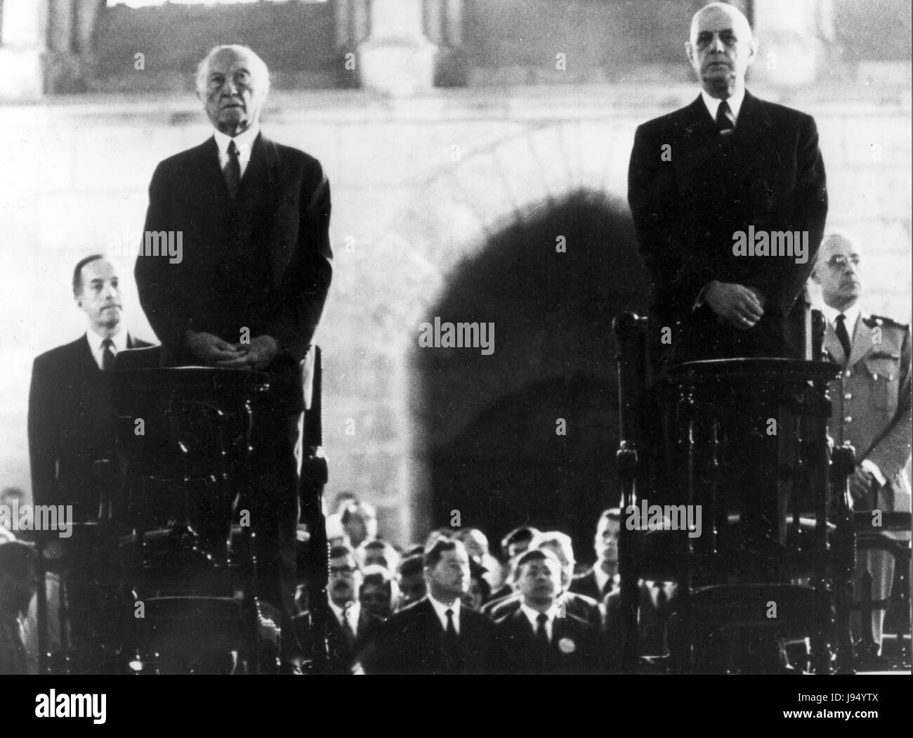 Deutsche Bundeskanzler Konrad Adenauer (l) und der französische Präsident Charles de Gaulle besuchen in einem Akt von historischer Bedeutung eine Masse in der gotischen Kathedrale von Reims (Frankreich) im Juli 1962. | weltweite Nutzung Stockfoto