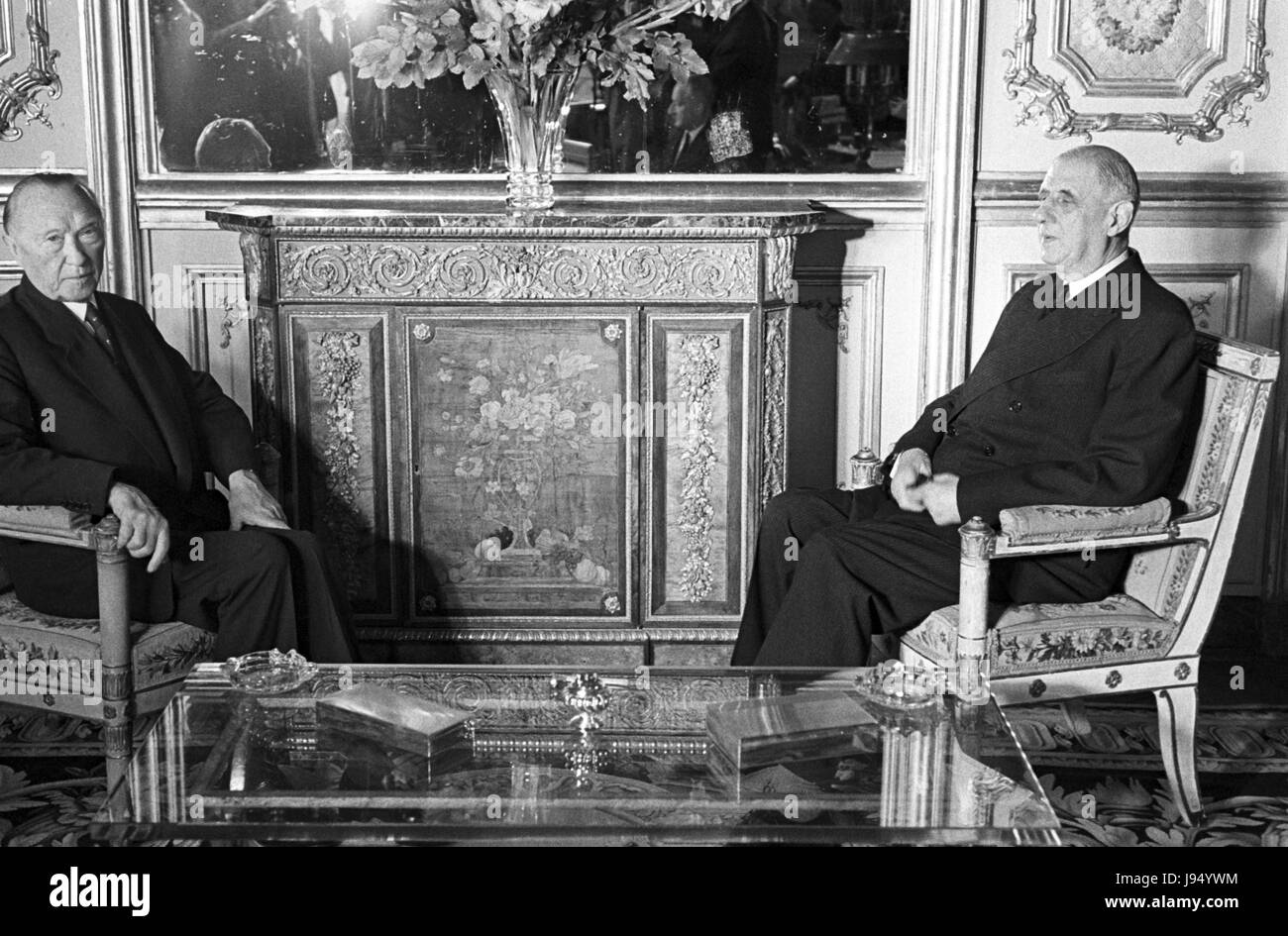 Kanzler konrad adenauer in paris Fotos und Bildmaterial in hoher