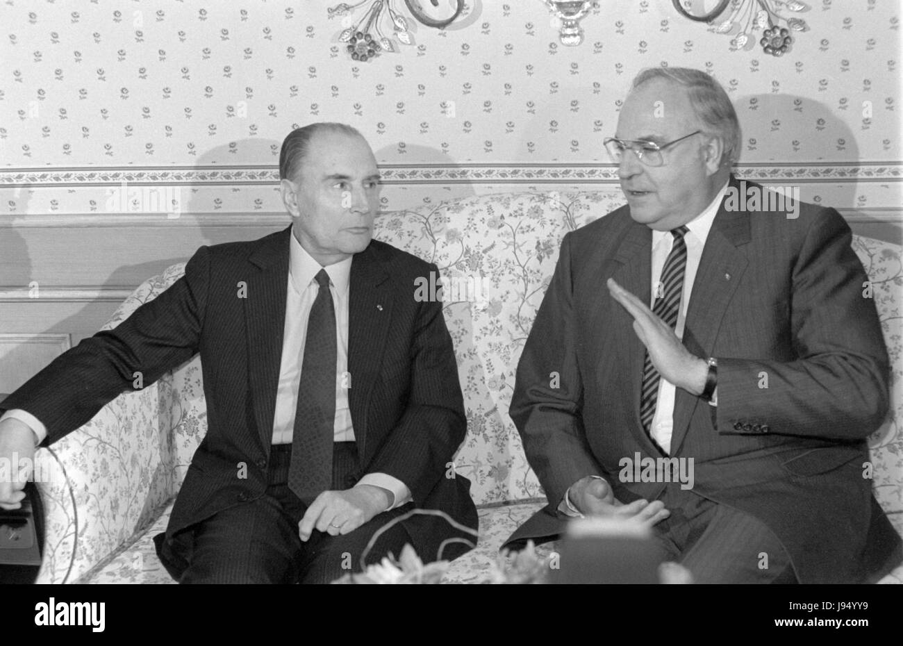 Französische Staatspräsident Francois Mitterrand (l) und German Chancellor Helmut Kohl (r) trafen sich für informelle Gespräche am 14. März 1988 in Durbach (Deutschland). | weltweite Nutzung Stockfoto