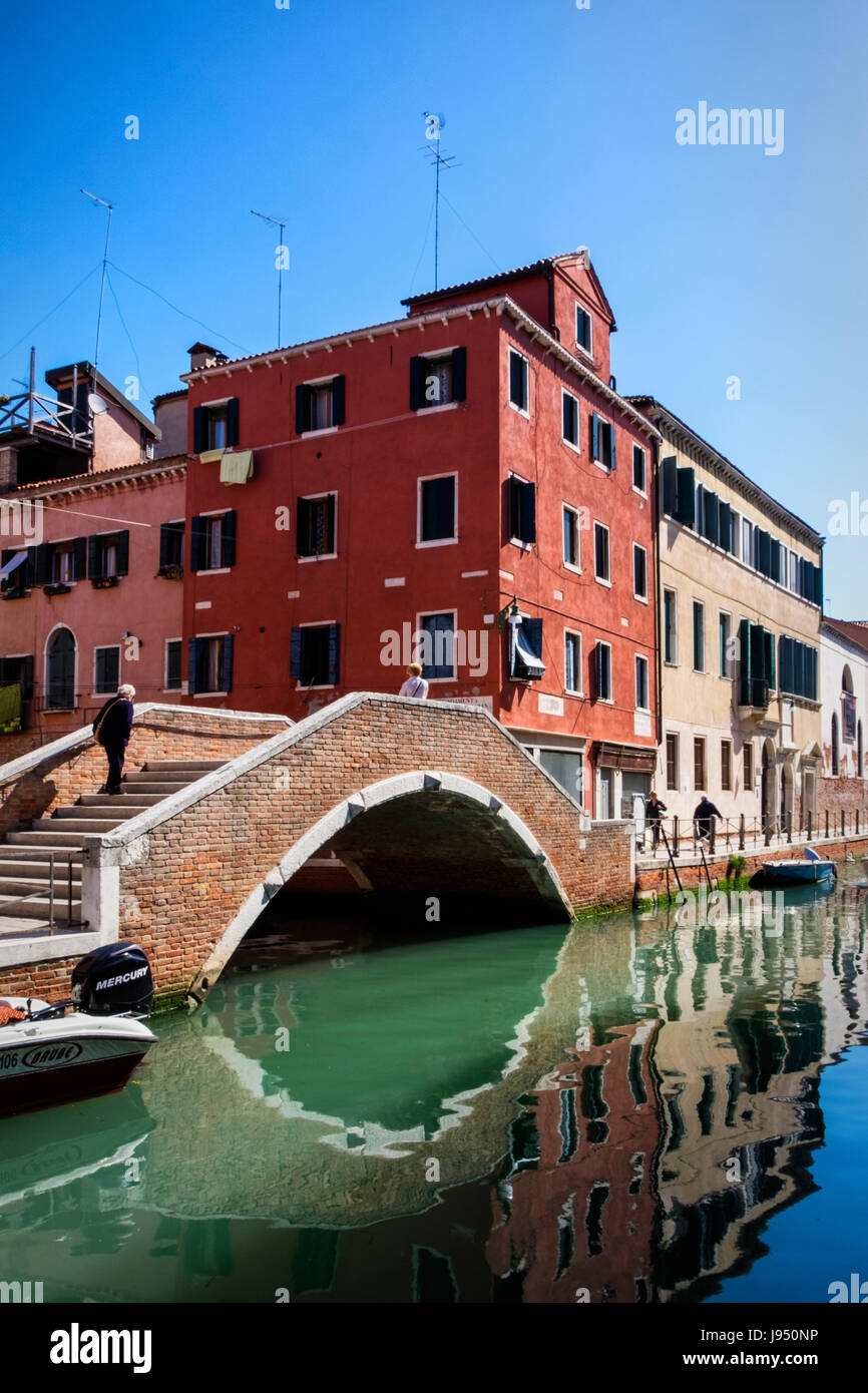 Venice,Italy.picturesque Stadtlandschaft Szene, Terrakotta farbigen Häuser, hübsche Ziegelbrücke, Kanal und Reflexionen Stockfoto