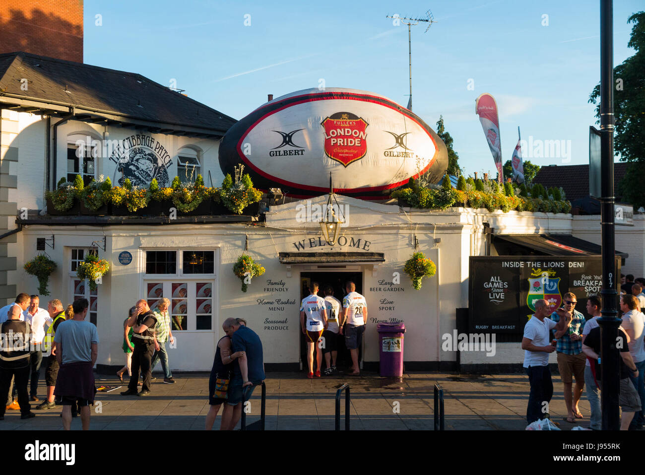 Cabbage Patch / local Pub / Gasthaus mit Promotion Ball & Rugby-Fan / fans. Twickenham UK; voll / voll / beliebte Veranstaltungsort an den Spieltagen. Stockfoto