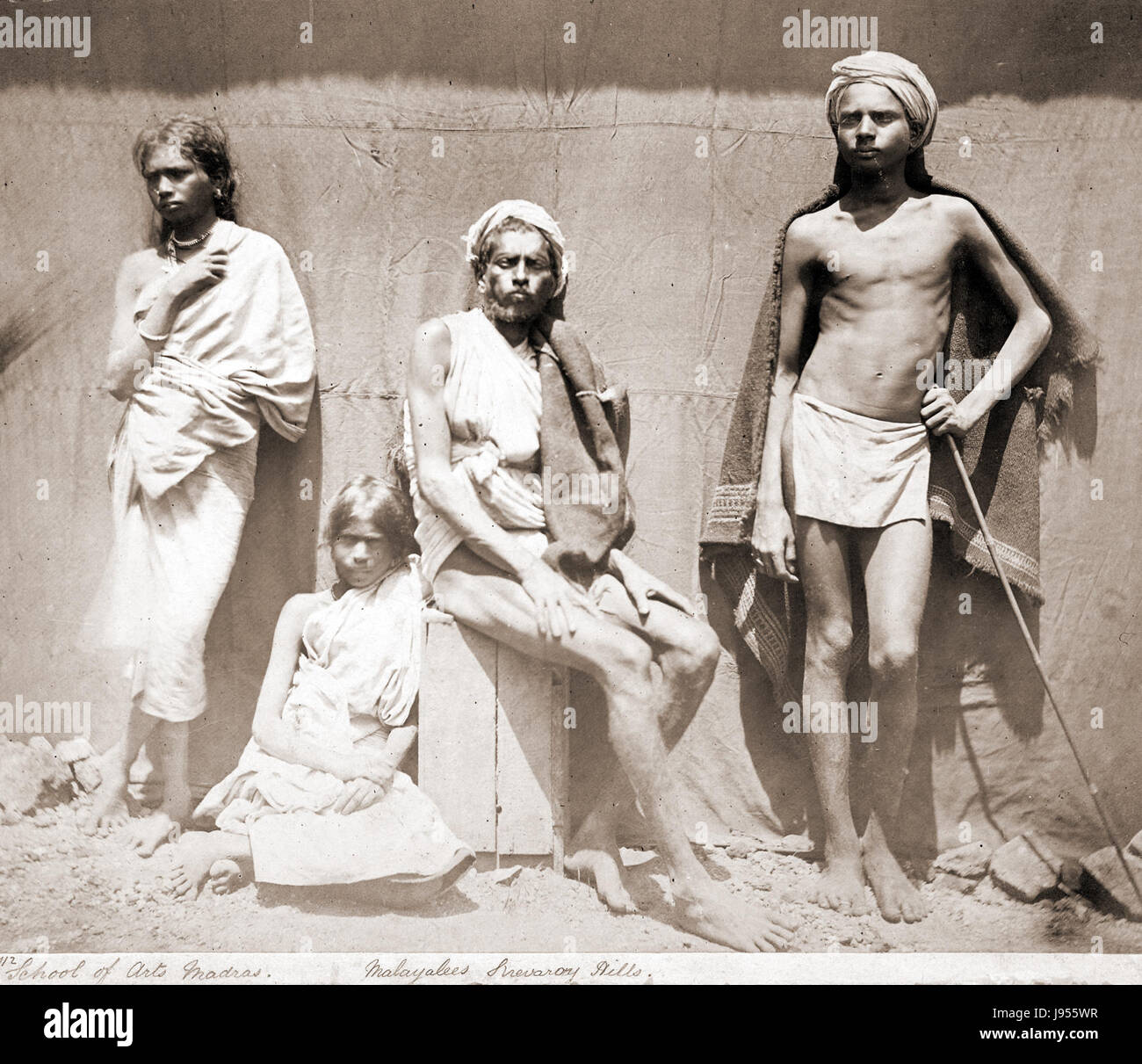 Das Foto zeigt zwei Männer und zwei Frauen aus dem Stamm der Malaiyali in den Shevaroy Hills, Tamil Nadu, aufgenommen 1860. Es bietet einen Einblick in den Lebensstil und das kulturelle Erbe dieser südindischen Gemeinde. Stockfoto