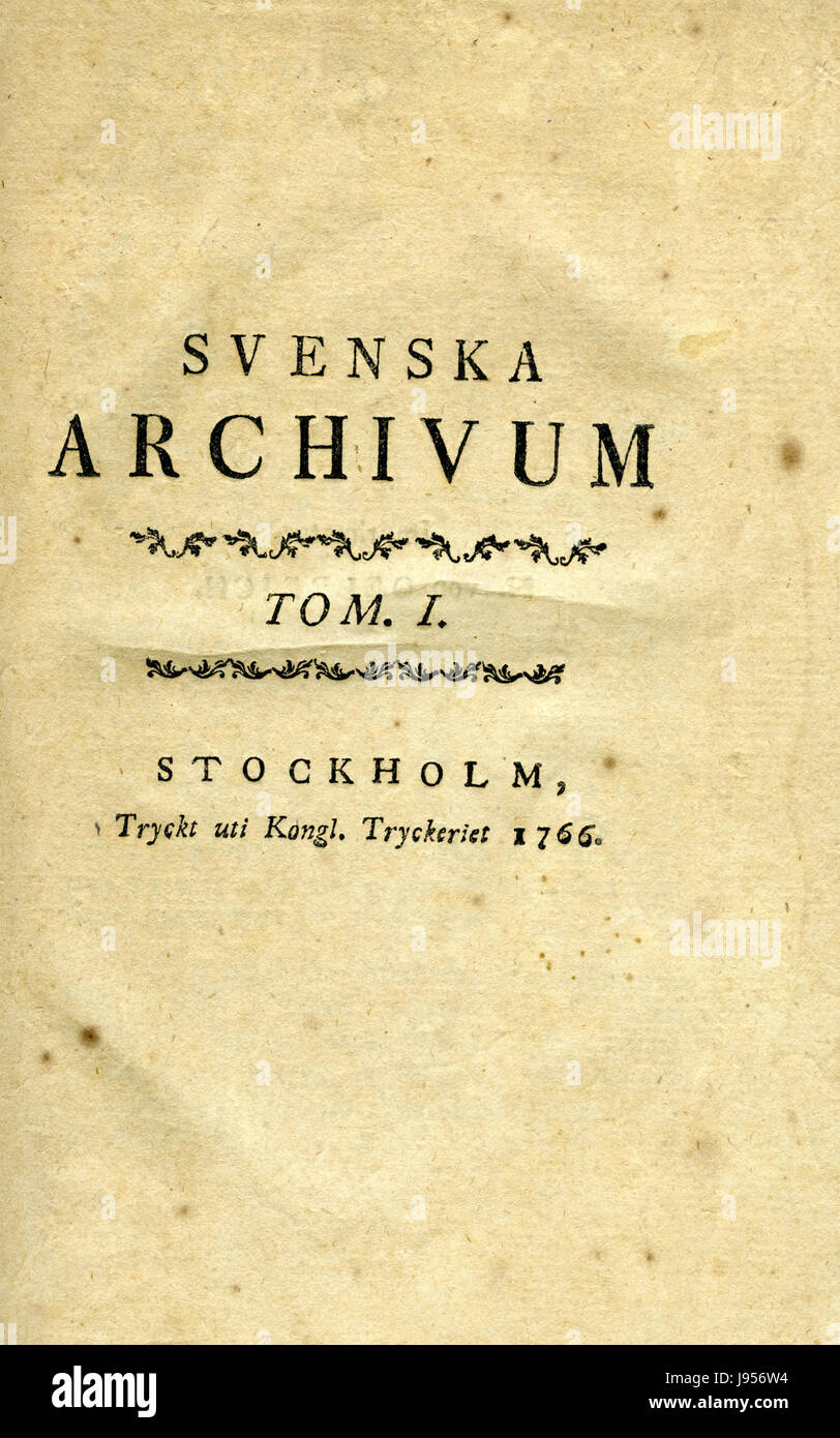 Das Svenska Archivum ist eine schwedische historische Archivreihe. Band I, veröffentlicht 1766, enthält bedeutende historische Dokumente und Manuskripte, die für Schwedens Vergangenheit relevant sind. Die Titelseite spiegelt die akademischen und archäologischen Bemühungen wider, die schwedische Geschichte zu bewahren. Stockfoto