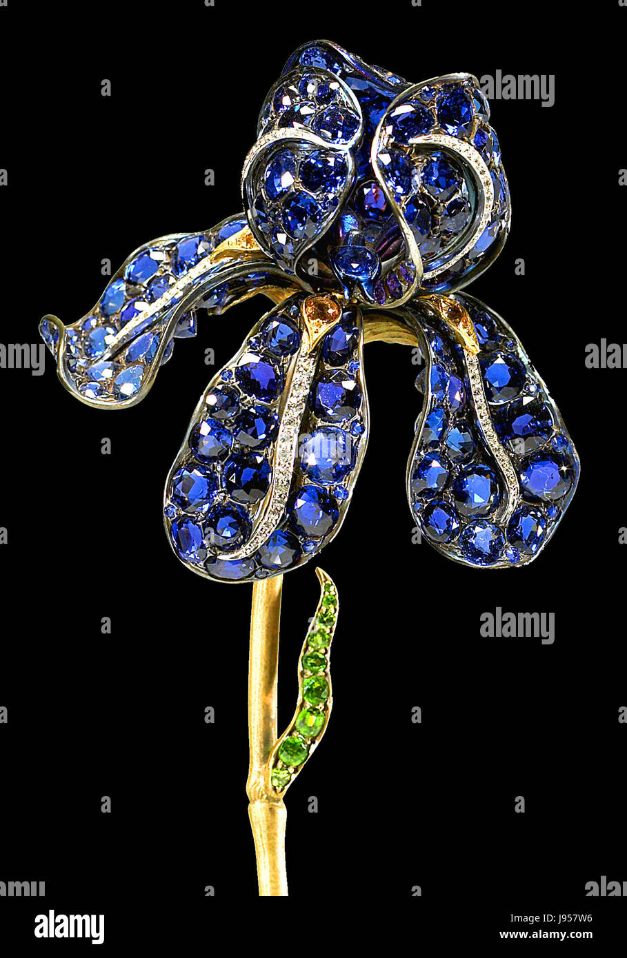 Das Iris Corsage Ornament von Tiffany & Company ist ein detailliertes Beispiel für das Jugendstildesign mit komplizierten Metall- und Blumenmotiven. Das Stück ist Teil der Sammlung des Walters Art Museum. Stockfoto