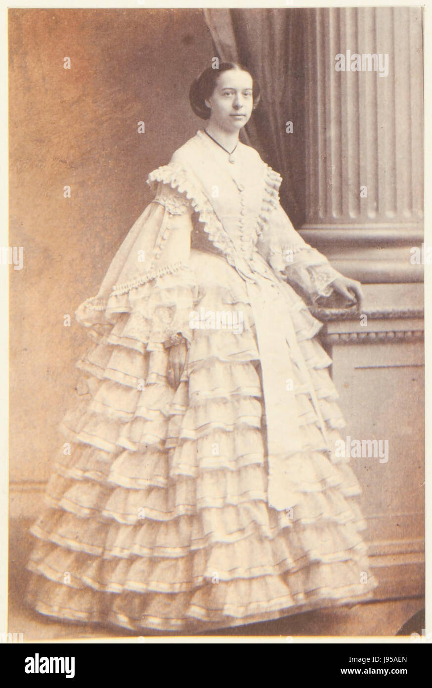 Dieses Foto zeigt Prinzessin Elisabeth von Baden, eine bemerkenswerte Figur aus dem 19. Jahrhundert, wahrscheinlich um 1860. Die Arbeit der unbekannten Fotografin gibt einen Einblick in die aristokratische Kleidung und den Stil dieser Zeit und spiegelt sowohl ihren Status als auch die Techniken der Porträtfotografie wider. Stockfoto
