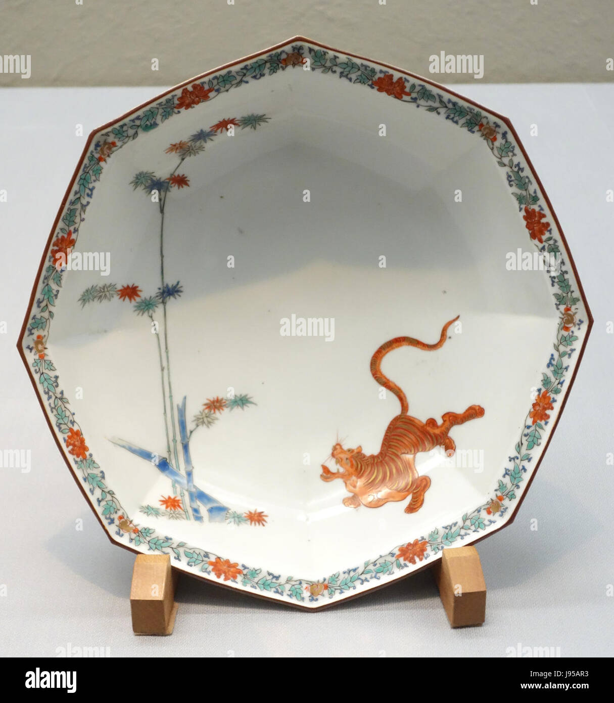 Achteckiger Teller, Imari Ware, Kakiemon Art, Edo-Zeit, 17. Jahrhundert, Bambus und Tiger Design in Overglaze Emaille Tokyo National Museum DSC05334 Stockfoto