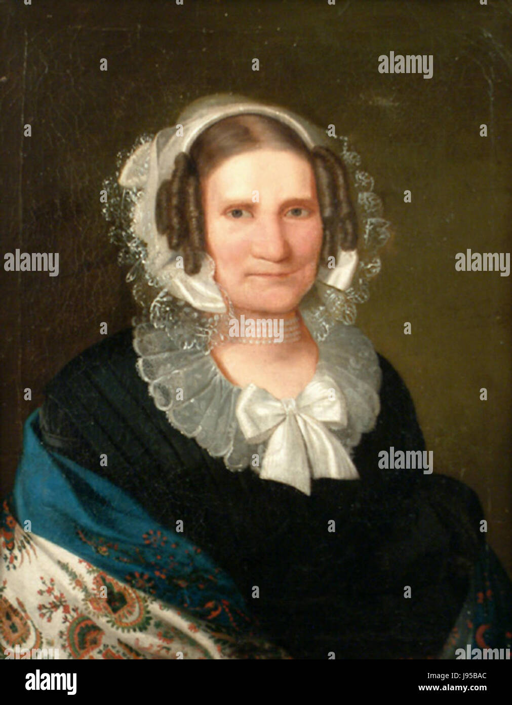 Dieses Kunstwerk zeigt eine Frau mit komplizierter Spitze, die die detailreiche Handwerkskunst und Eleganz des Kleidungsstücks unterstreicht und Mode und Textilkunst zeigt. Stockfoto