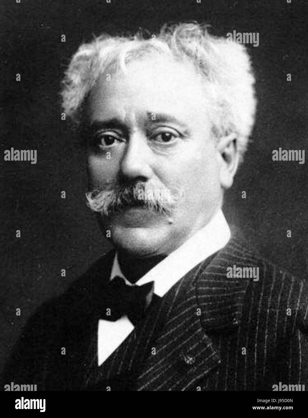 „Pablo de Sarasate par Pierre Petit“ bezieht sich auf ein Porträt des berühmten spanischen Geigers Pablo de Sarasate, das von Pierre Petit geschaffen wurde. Sarasate, bekannt für seine Virtuosität, wird in einem detaillierten, künstlerischen Stil dargestellt, der seine Rolle in der klassischen Musik unterstreicht. Stockfoto