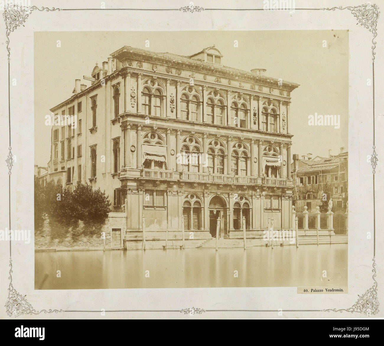Der 1855 erbaute Palazzo Vendramin ist ein prominentes venezianisches Gebäude am Canal Grande. Bekannt für seine Renaissance-Architektur, ist es ein Schlüsselbeispiel venezianischen Designs aus dem 19. Jahrhundert. Stockfoto