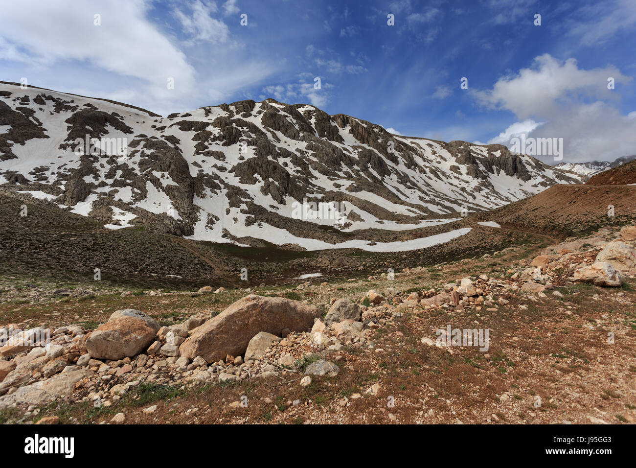 Horizontalen Schuss Berglandschaft fallenden Schneeschmelze an sonnigen Tag mit blauem Himmel geschossen Stockfoto
