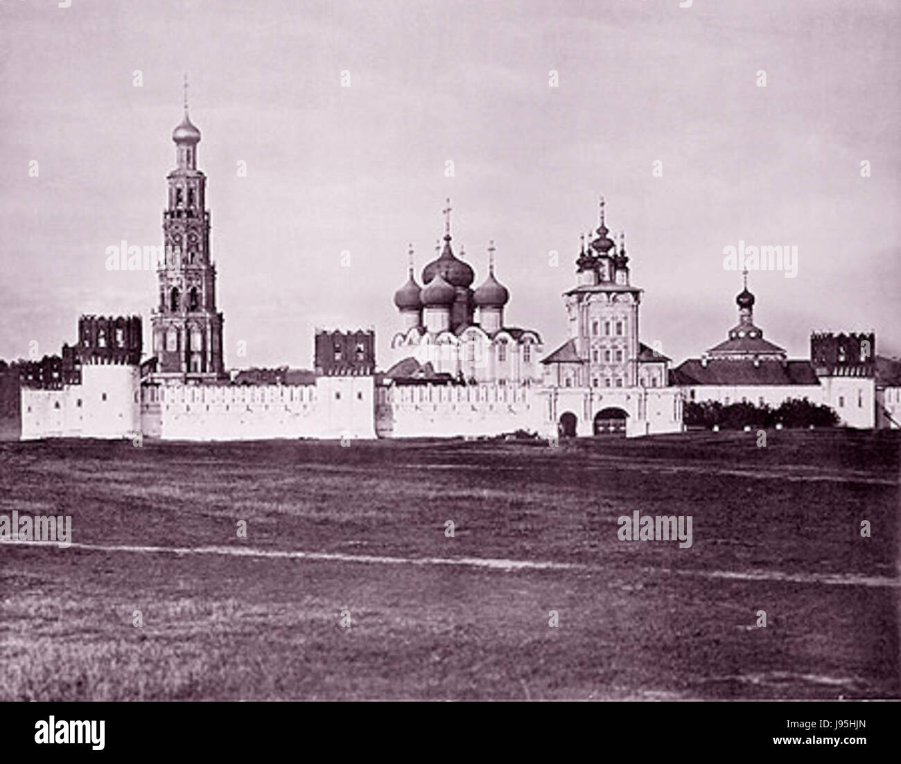 Nowodewitschi ist ein historisches Kloster in Moskau, Russland, das Anfang des 16. Jahrhunderts gegründet wurde. Es ist eine wichtige kulturelle und architektonische Stätte, bekannt für seine schönen Kirchen, den Glockenturm und den umgebenden Friedhof, auf dem bemerkenswerte Figuren begraben sind. Stockfoto