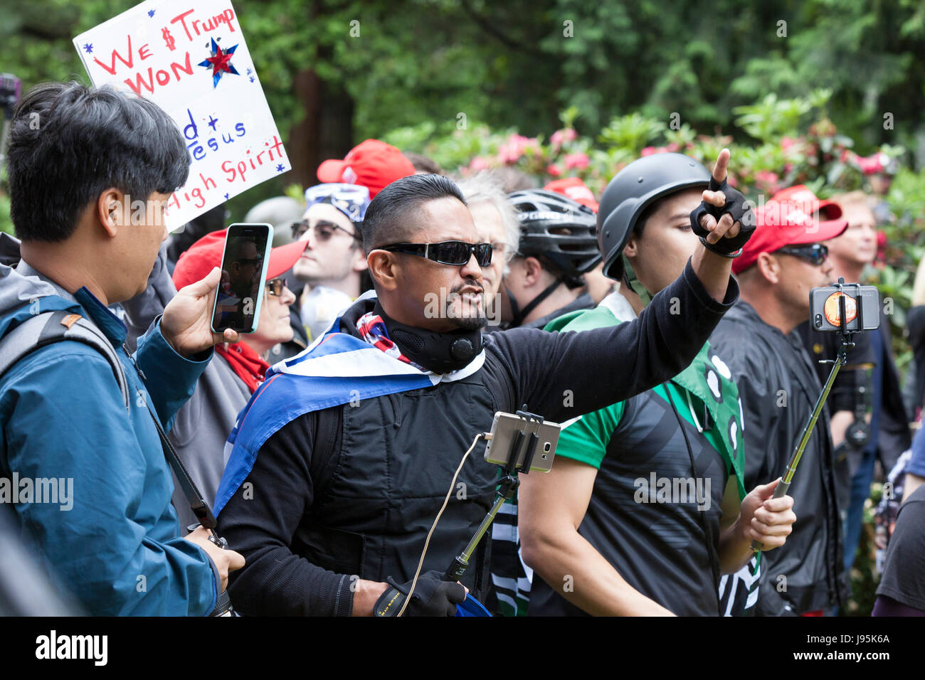 Portland, Vereinigte Staaten von Amerika. 4. Juni 2017. Portland, Oregon: Unterstützer an der Trump Free Speech Rallye Portland. Organisiert von Joey Gibson, ein Führer der Patriot Gebetsgruppe, die Rallye in der Innenstadt von Portland vorgestellten rechten nationalistischen Kyle Chapman und Lautsprecher zur Unterstützung der freien Meinungsäußerung und Präsident Trump. Bildnachweis: Paul Gordon/Alamy Live-Nachrichten Stockfoto