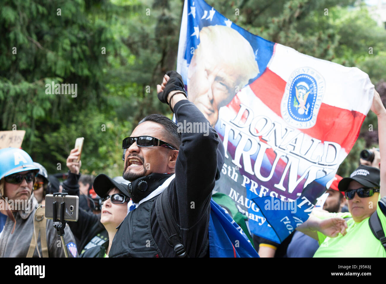 Portland, Vereinigte Staaten von Amerika. 4. Juni 2017. Portland, Oregon: Unterstützer an der Trump Free Speech Rallye Portland. Organisiert von Joey Gibson, ein Führer der Patriot Gebetsgruppe, die Rallye in der Innenstadt von Portland vorgestellten rechten nationalistischen Kyle Chapman und Lautsprecher zur Unterstützung der freien Meinungsäußerung und Präsident Trump. Bildnachweis: Paul Gordon/Alamy Live-Nachrichten Stockfoto