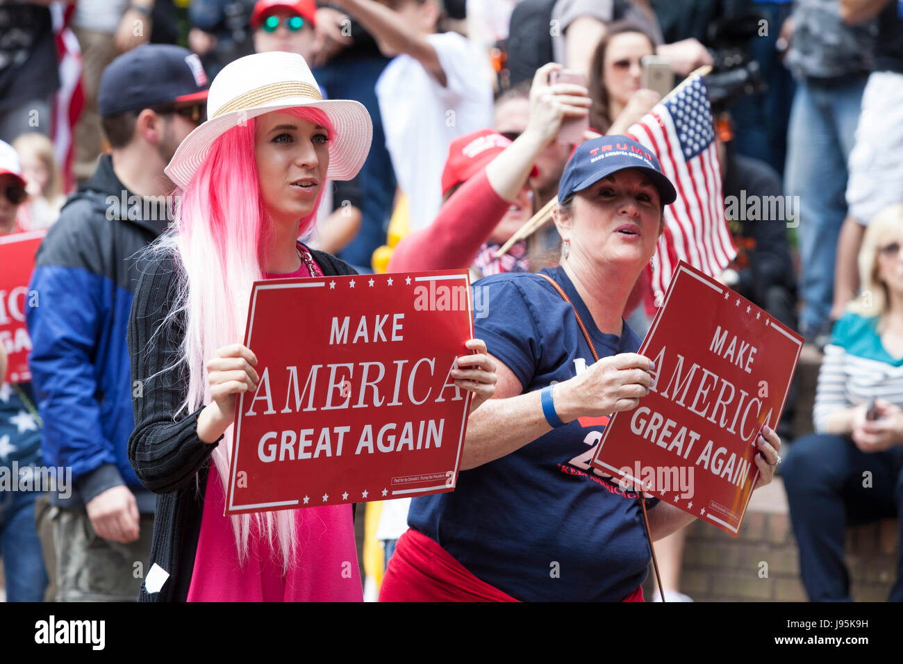 Portland, Vereinigte Staaten von Amerika. 4. Juni 2017. Portland, Oregon: Unterstützer an der Trump Free Speech Rallye Portland. Organisiert von Joey Gibson, ein Führer der Patriot Gebetsgruppe, die Rallye in der Innenstadt von Portland vorgestellten rechten nationalistischen Kyle Chapman und Lautsprecher zur Unterstützung der freien Meinungsäußerung und Präsident Trump. Bildnachweis: Paul Gordon/Alamy Live-Nachrichten Stockfoto