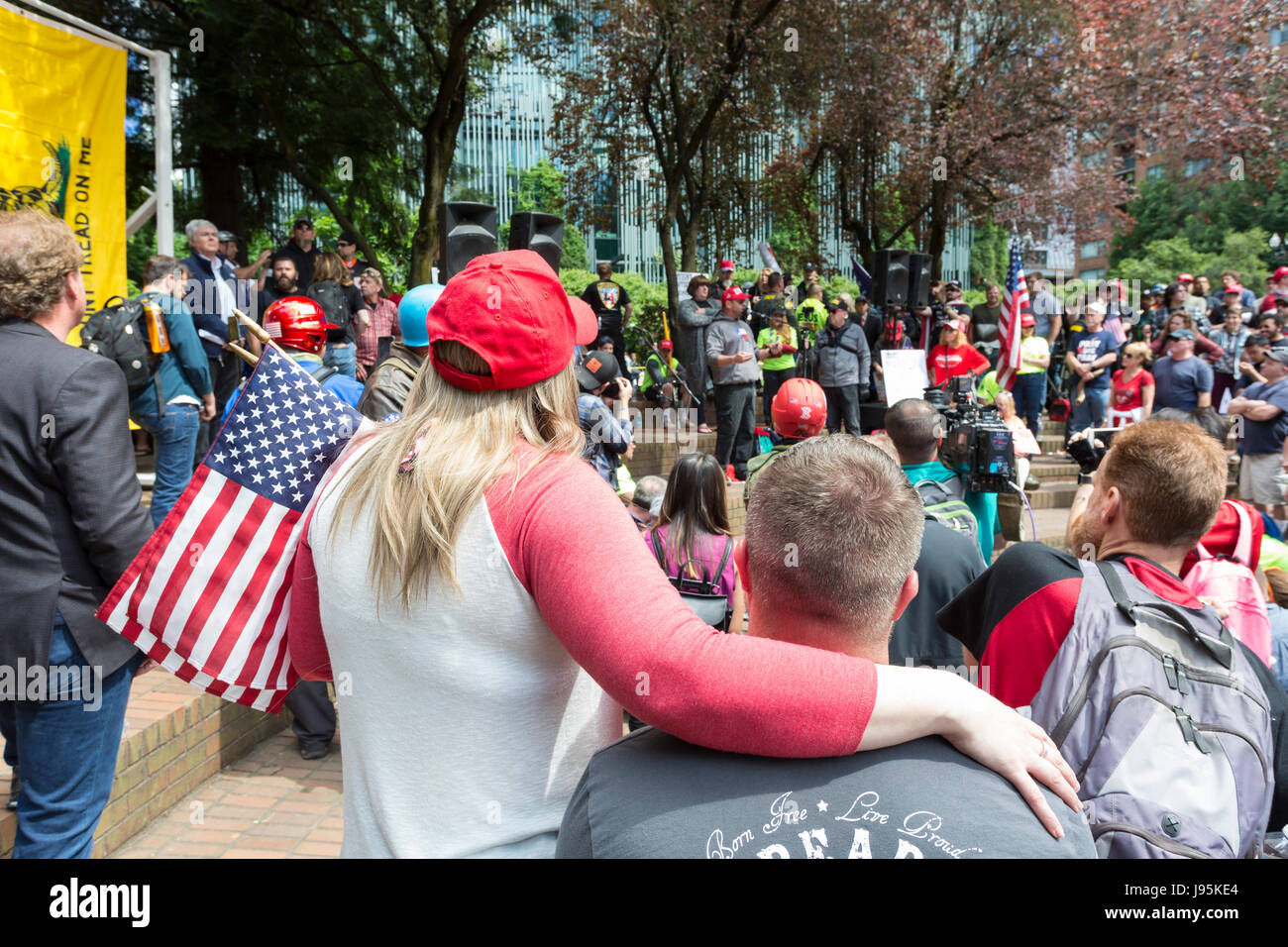 Portland, Vereinigte Staaten von Amerika. 4. Juni 2017. Portland, Oregon: Unterstützer an der Trump Free Speech Rallye Portland. Organisiert von Joey Gibson, ein Führer der Patriot Gebetsgruppe, die Rallye in der Innenstadt von Portland vorgestellten rechten nationalistischen Kyle Chapman und Lautsprecher zur Unterstützung der freien Meinungsäußerung und Präsident Trump. Bildnachweis: Paul Gordon/Alamy Live-Nachrichten Stockfoto