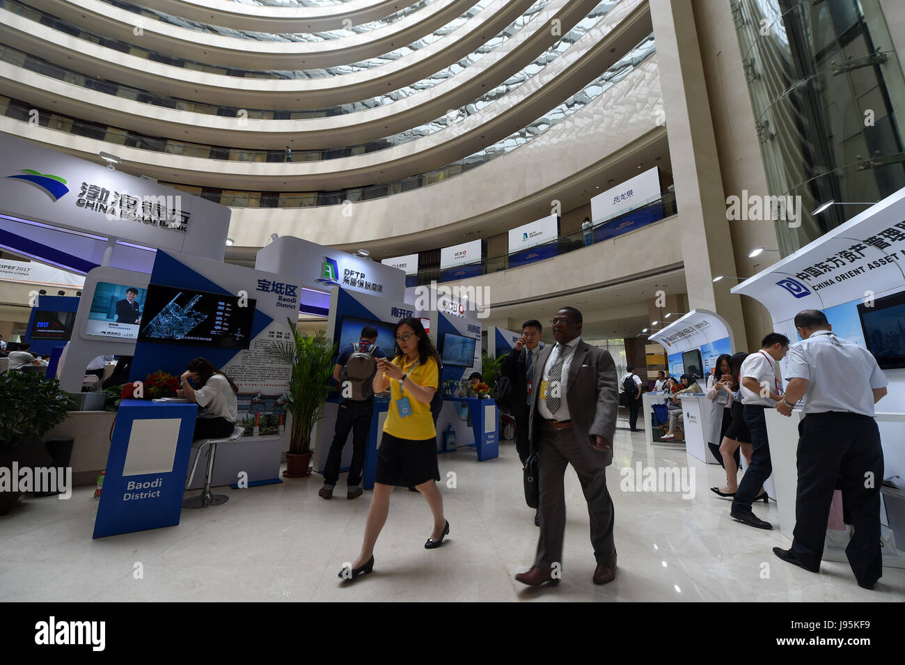 Tianjin. 5. Juni 2017. Foto aufgenommen am 5. Juni 2017 zeigt die Szene am 11. China International Private Equity Forum in Tianjin, Nord-China. Mehr als 4.000 Delegierte nahmen dieses Forum. Bildnachweis: Bai Yu/Xinhua/Alamy Live-Nachrichten Stockfoto