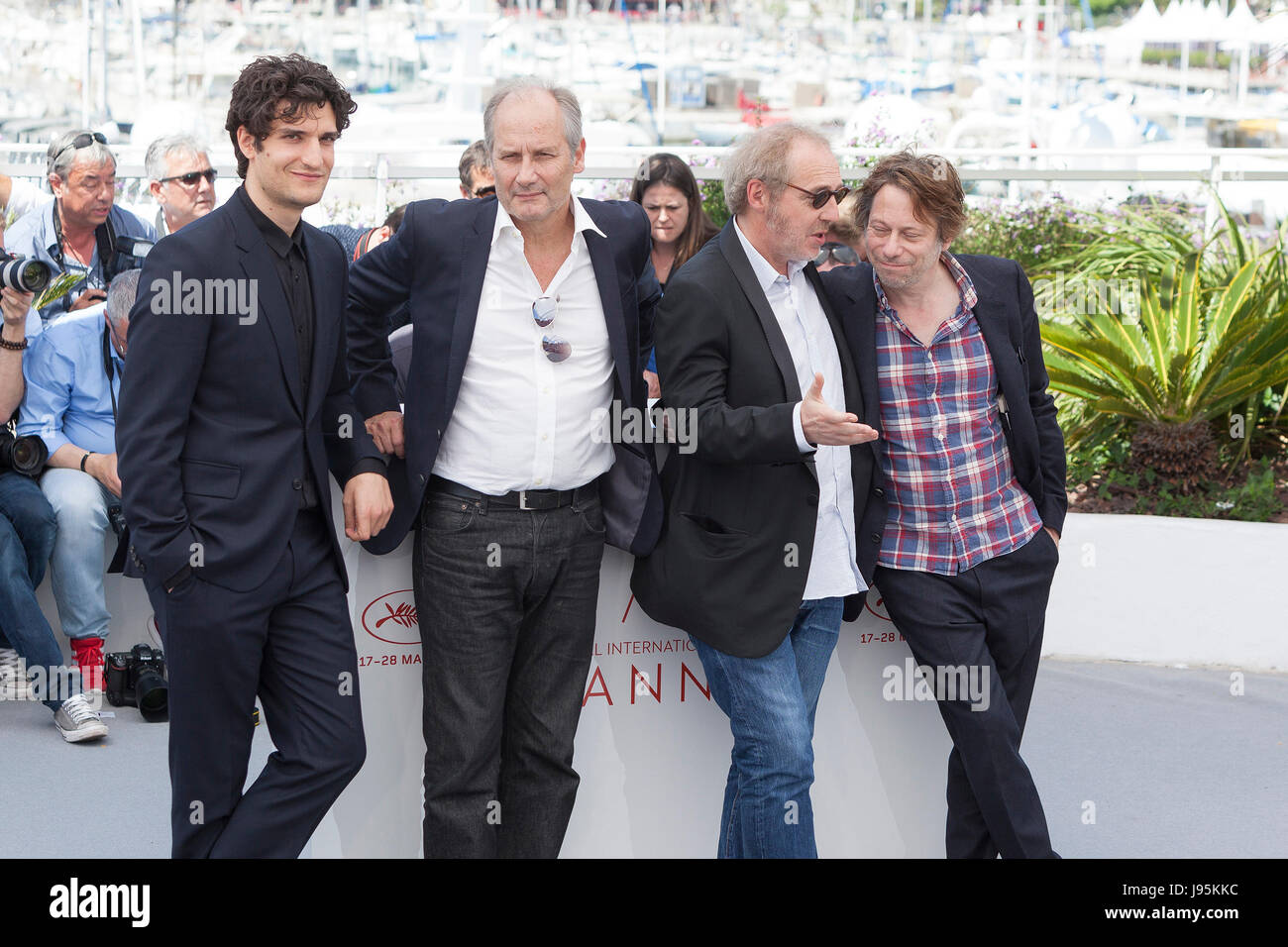 CANNES, Frankreich - Mai 17: Schauspieler Louis Garrel, Schauspieler Hippolyte Girardot, Arnaud Desplechin Regisseur und Schauspieler Mathieu Amalric besuchen Ismaels Geister (Les Fantomes d'Ismael) Fototermin während der 70. jährlichen Cannes Film Festival im Palais des Festivals im 17. Mai 2017 in Cannes, Frankreich. Laurent Koffel/Alamy Live-Nachrichten Stockfoto